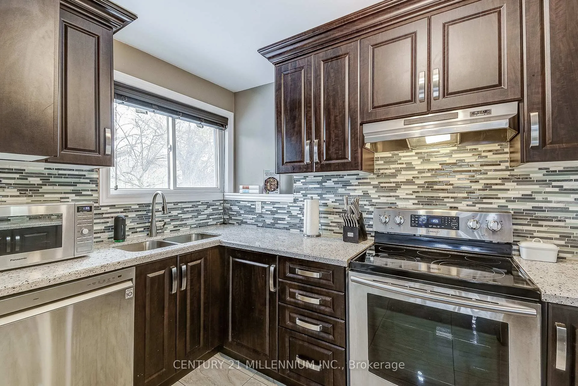 Photo 14 of 10 Evesham Crescent, Brampton, Southgate — HOMEH