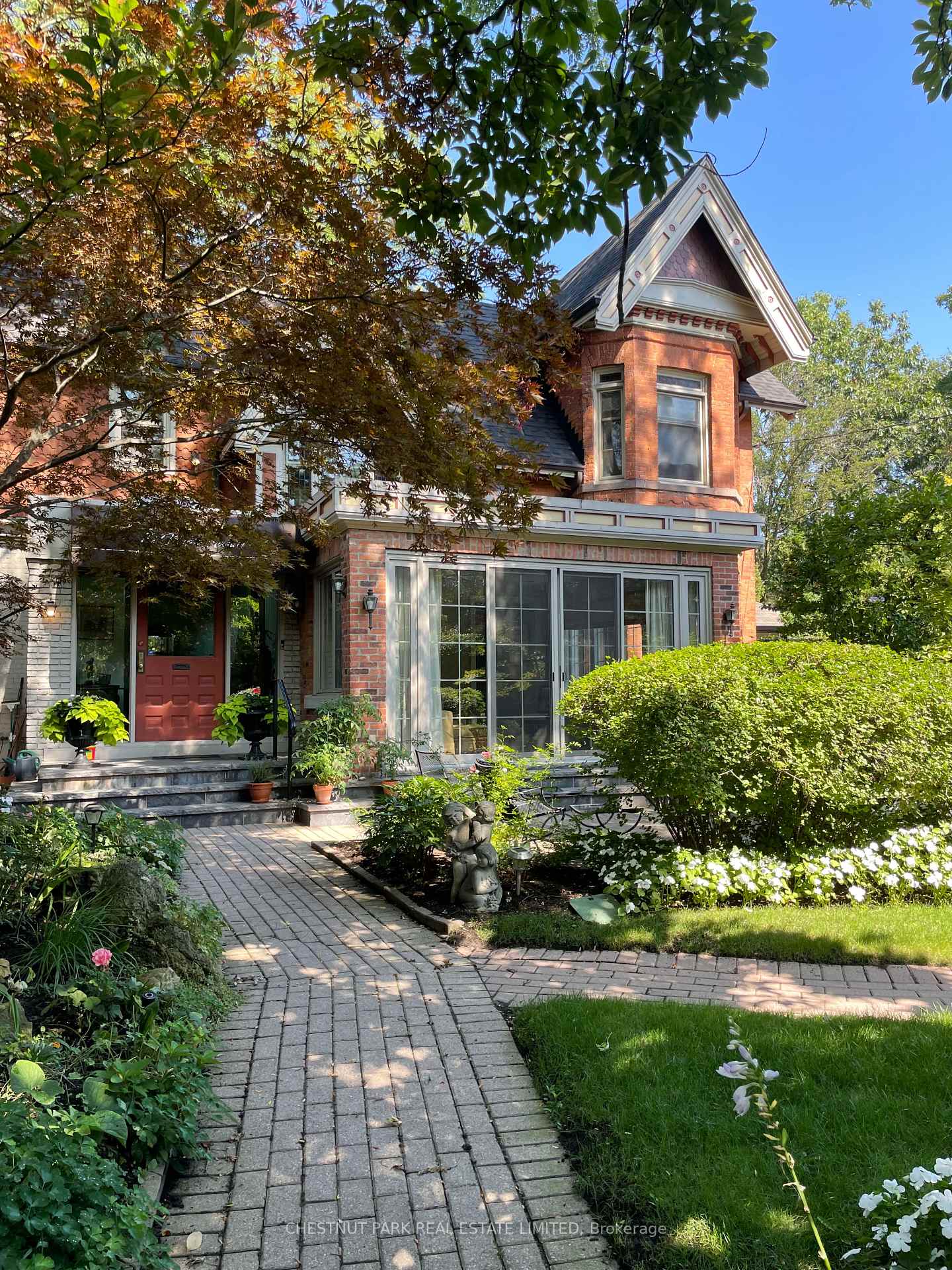 Front of 10 Maple Avenue