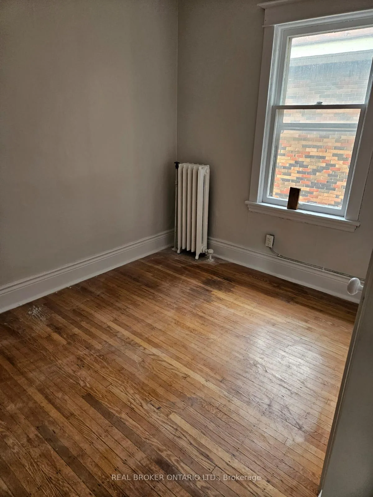 Photo 4 of Unit 6, 985 Main Street E, Hamilton, Crown Point — HOMEH