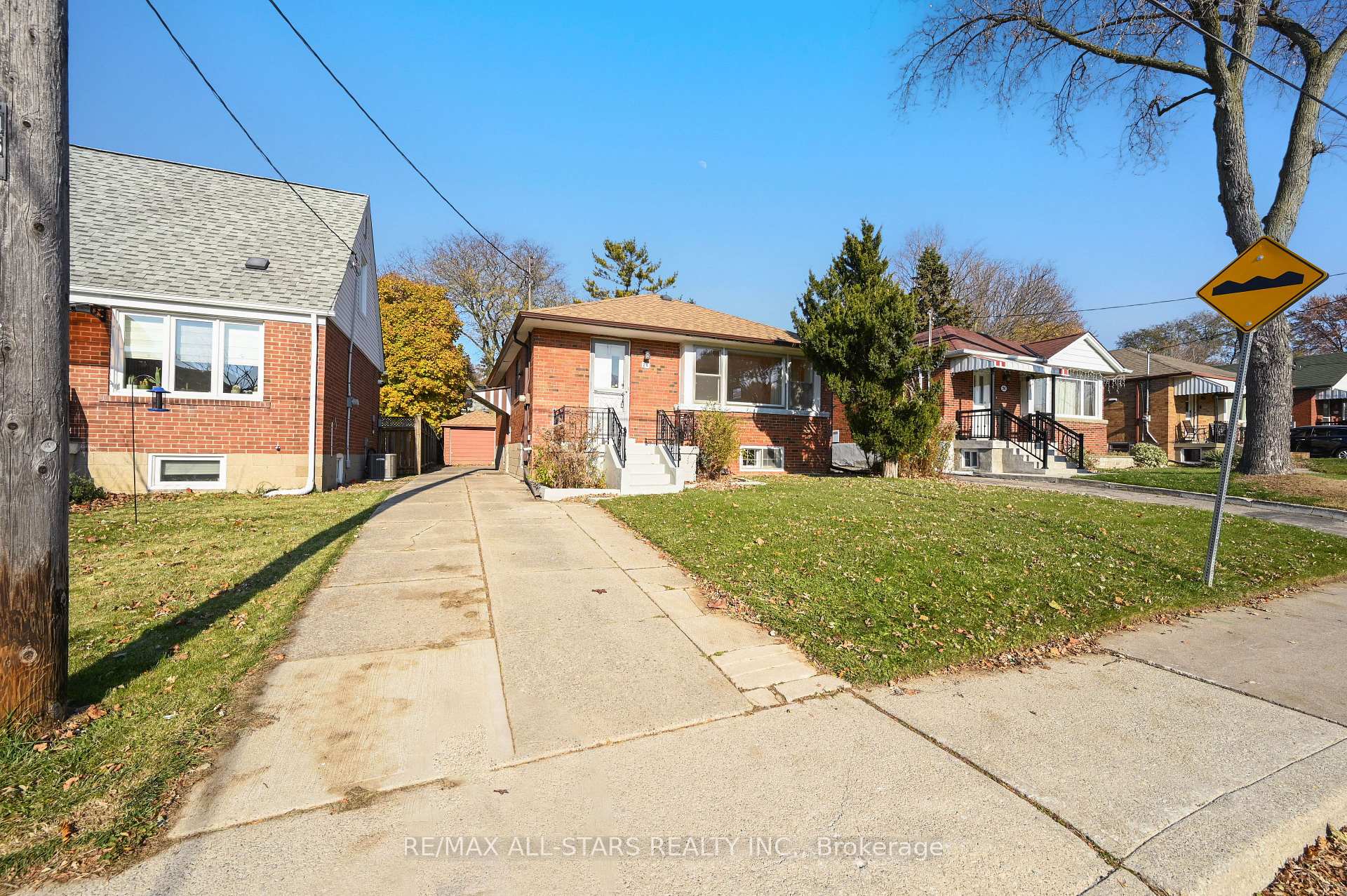 Photo 5 of 24 Donora Drive, Toronto, Crescent Town — HOMEH