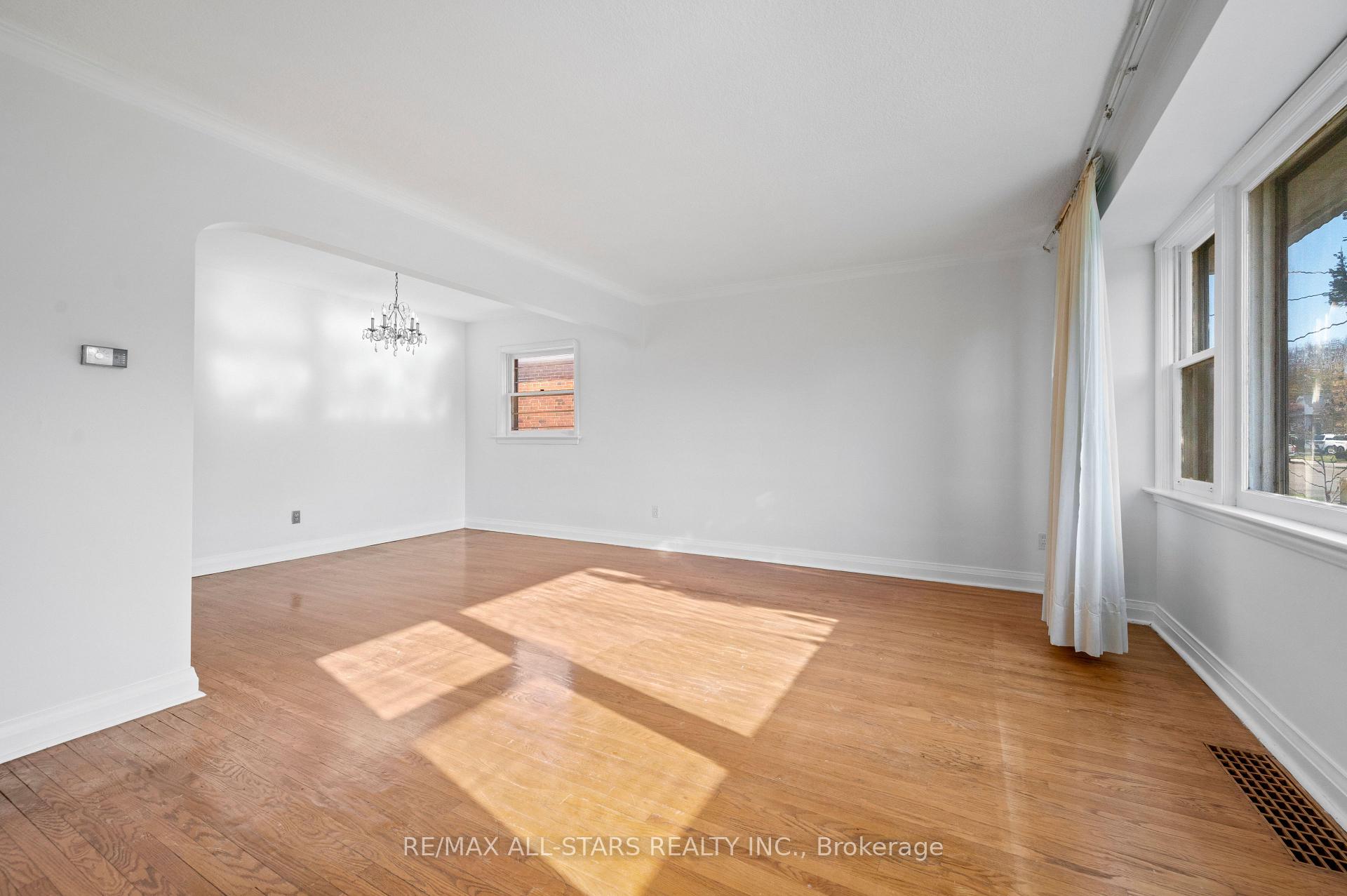 Photo 10 of 24 Donora Drive, Toronto, Crescent Town — HOMEH
