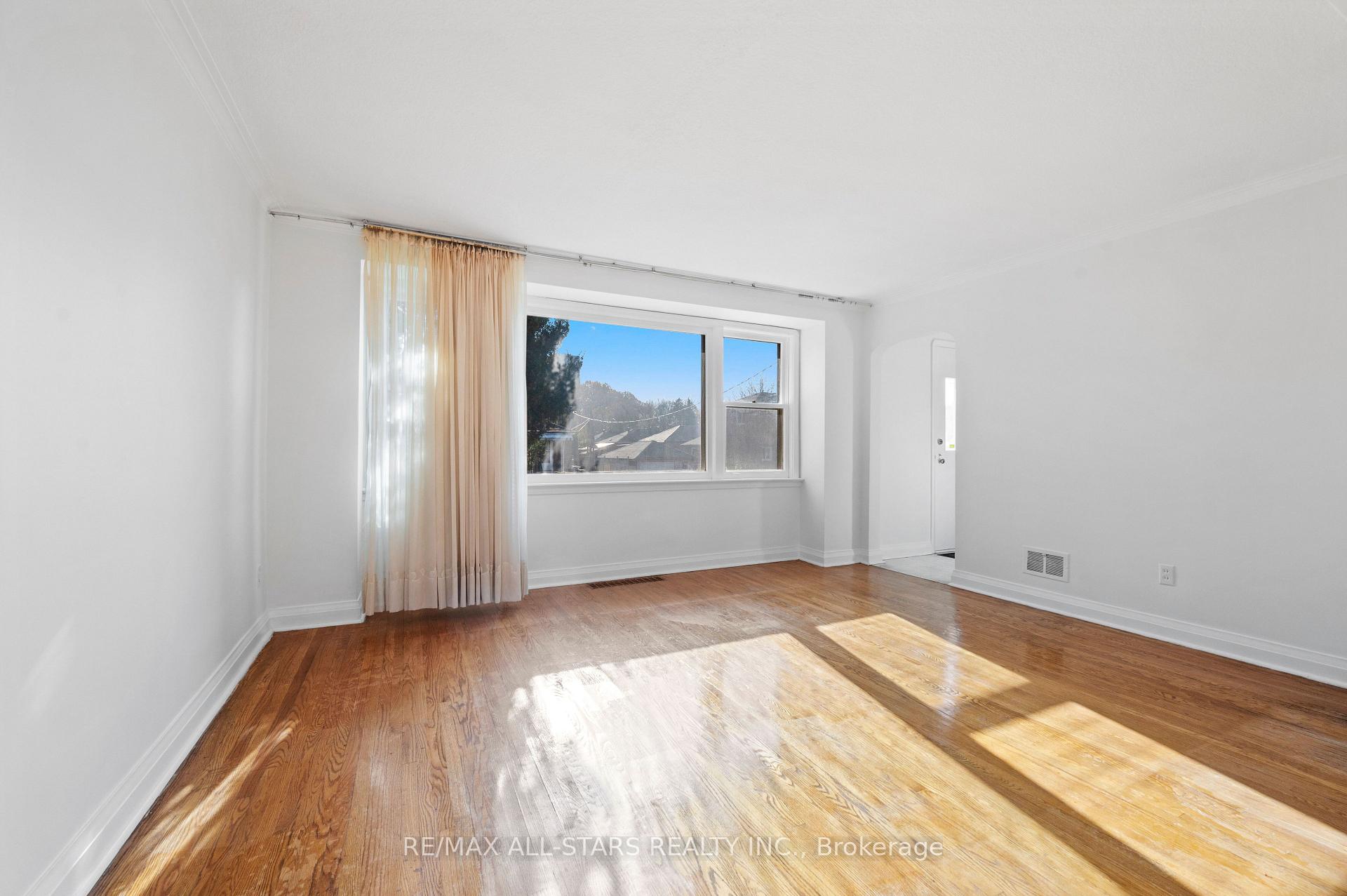 Photo 11 of 24 Donora Drive, Toronto, Crescent Town — HOMEH