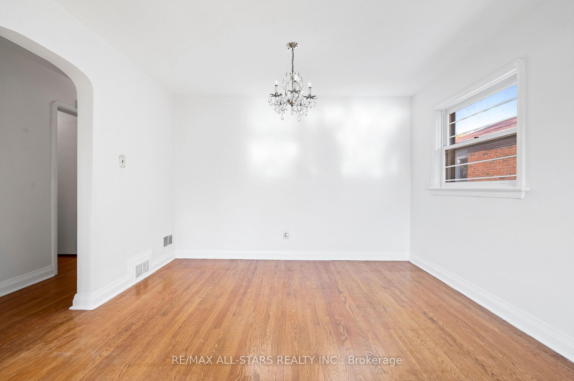 Photo 12 of 24 Donora Drive, Toronto, Crescent Town — HOMEH