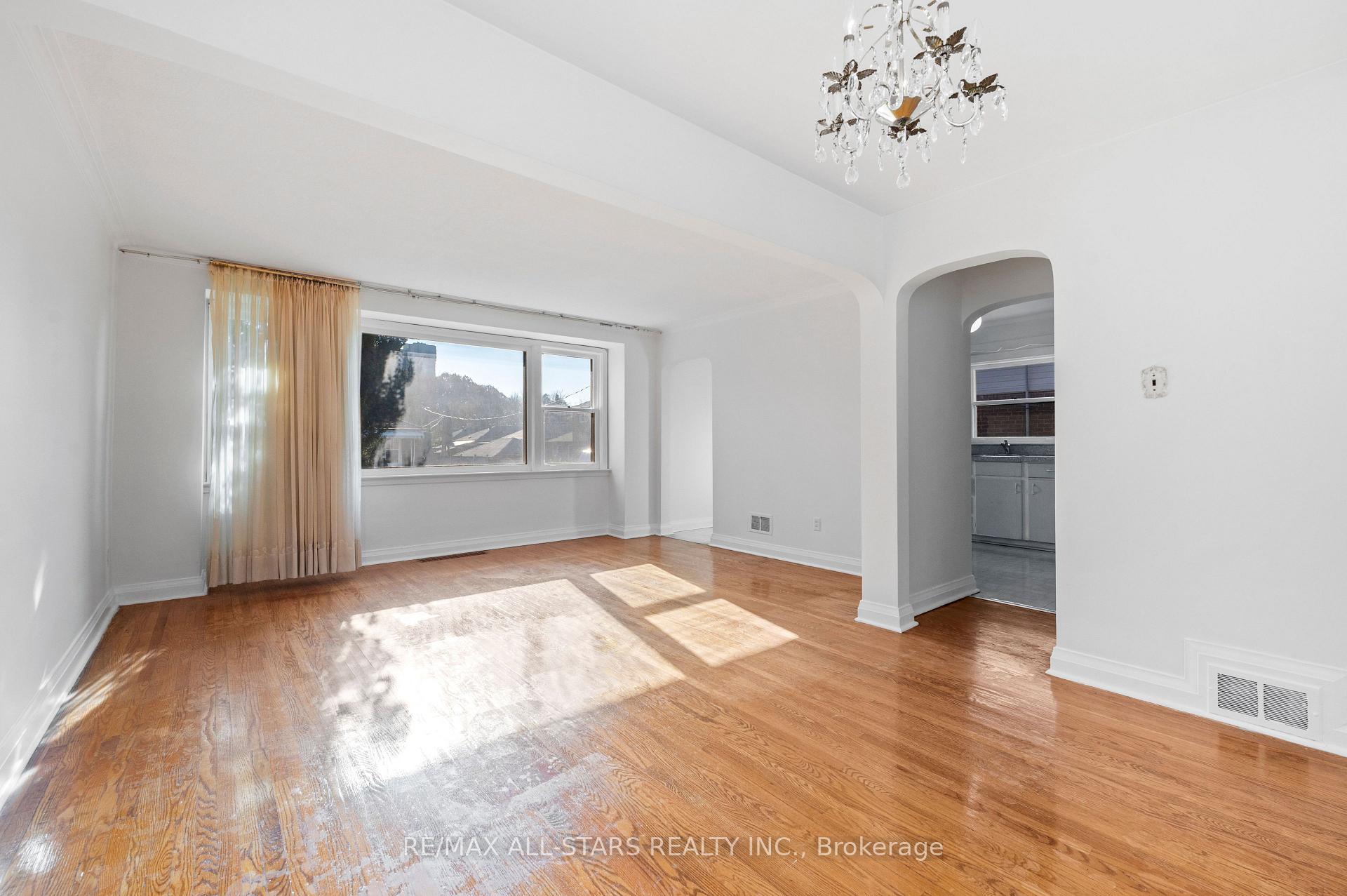 Photo 15 of 24 Donora Drive, Toronto, Crescent Town — HOMEH