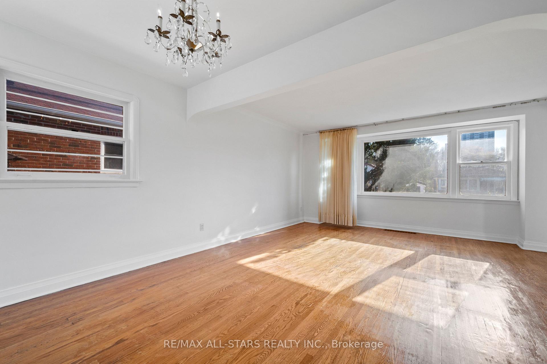 Photo 16 of 24 Donora Drive, Toronto, Crescent Town — HOMEH