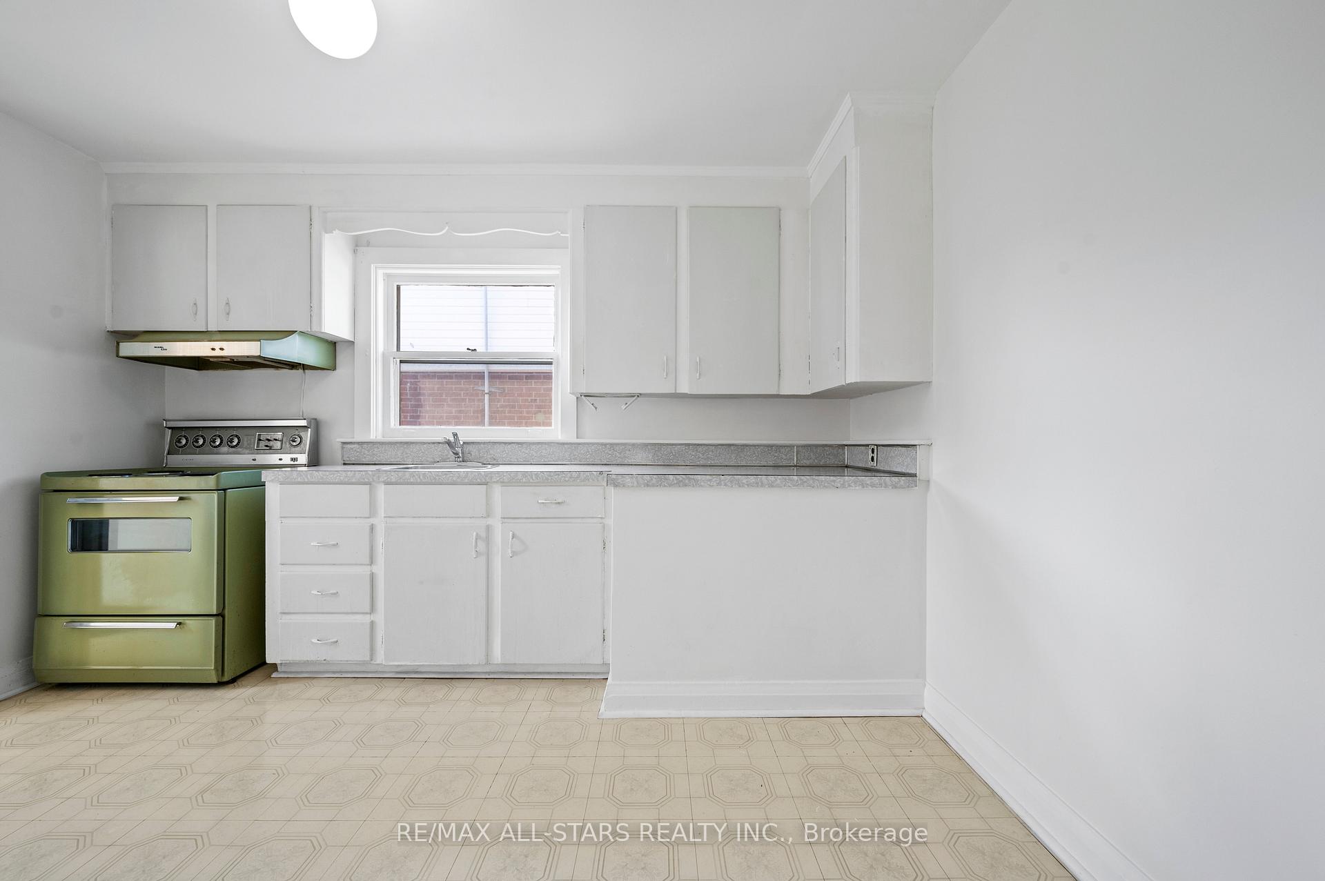Photo 18 of 24 Donora Drive, Toronto, Crescent Town — HOMEH