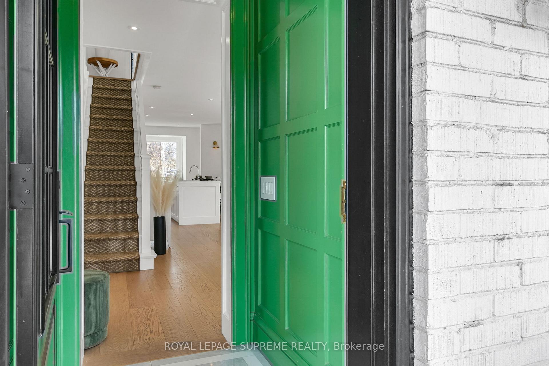 Photo 4 of 1 Martin Crescent, Toronto, Mount Pleasant East — HOMEH
