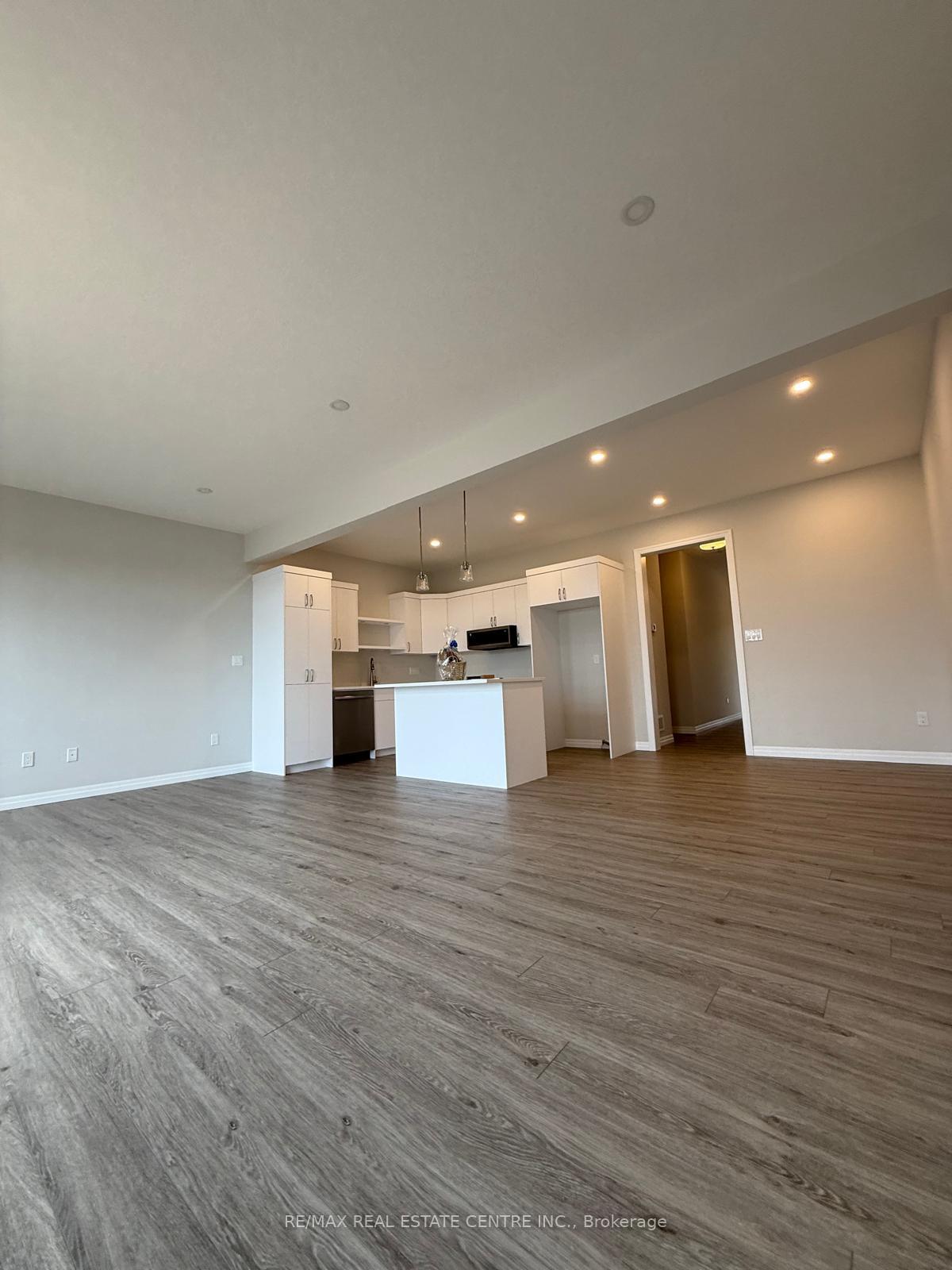 Photo 3 of 39 Braun Avenue, Tillsonburg — HOMEH