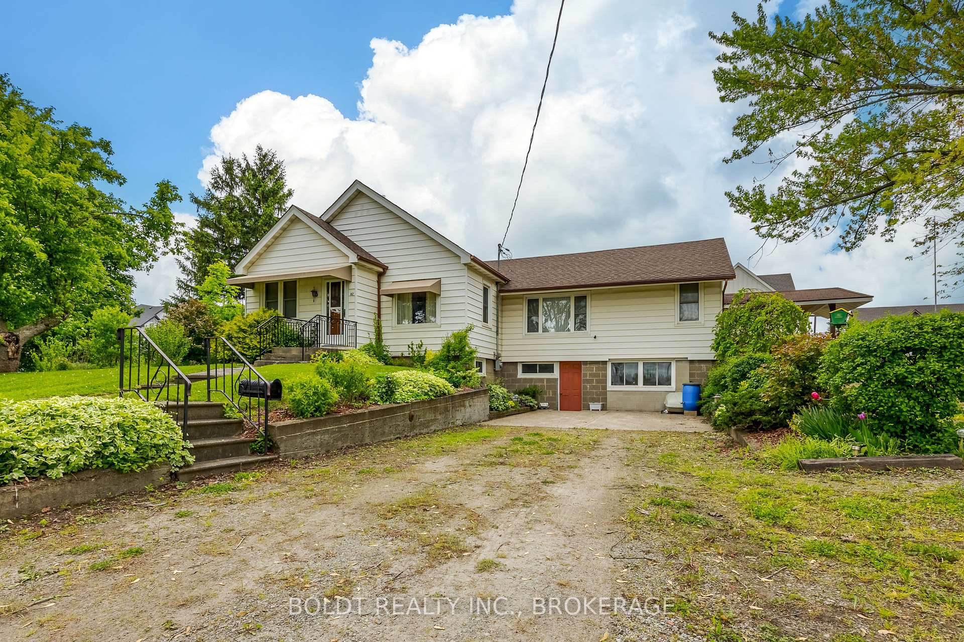 Photo 2 of 1828 Decew Road, Thorold, Confederation Heights — HOMEH