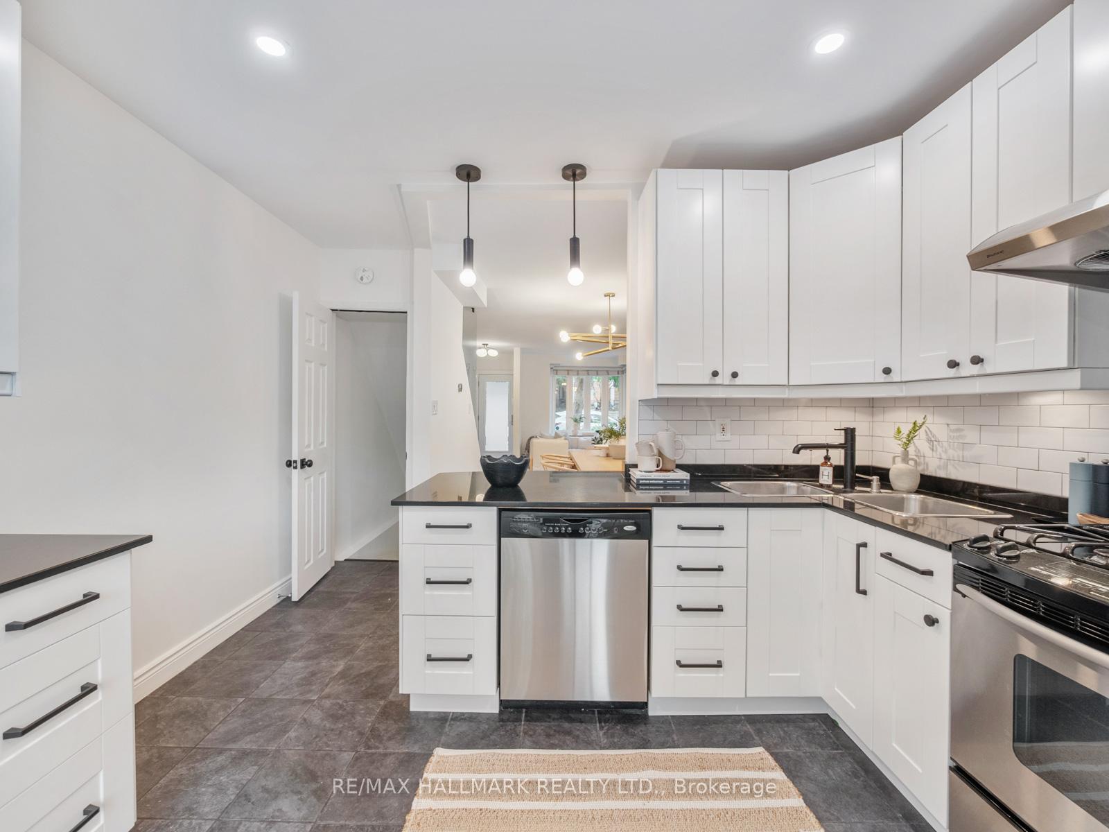 Photo 15 of 31 Tennis Crescent, Toronto, North Riverdale — HOMEH