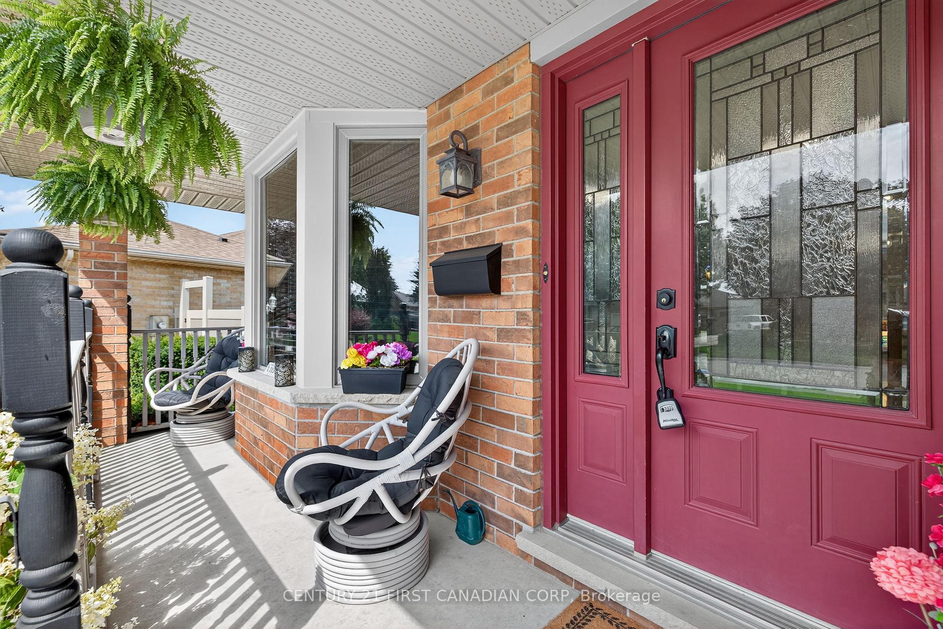 Photo 2 of 19 Hemlock Boulevard, Strathroy-Caradoc, SE — HOMEH