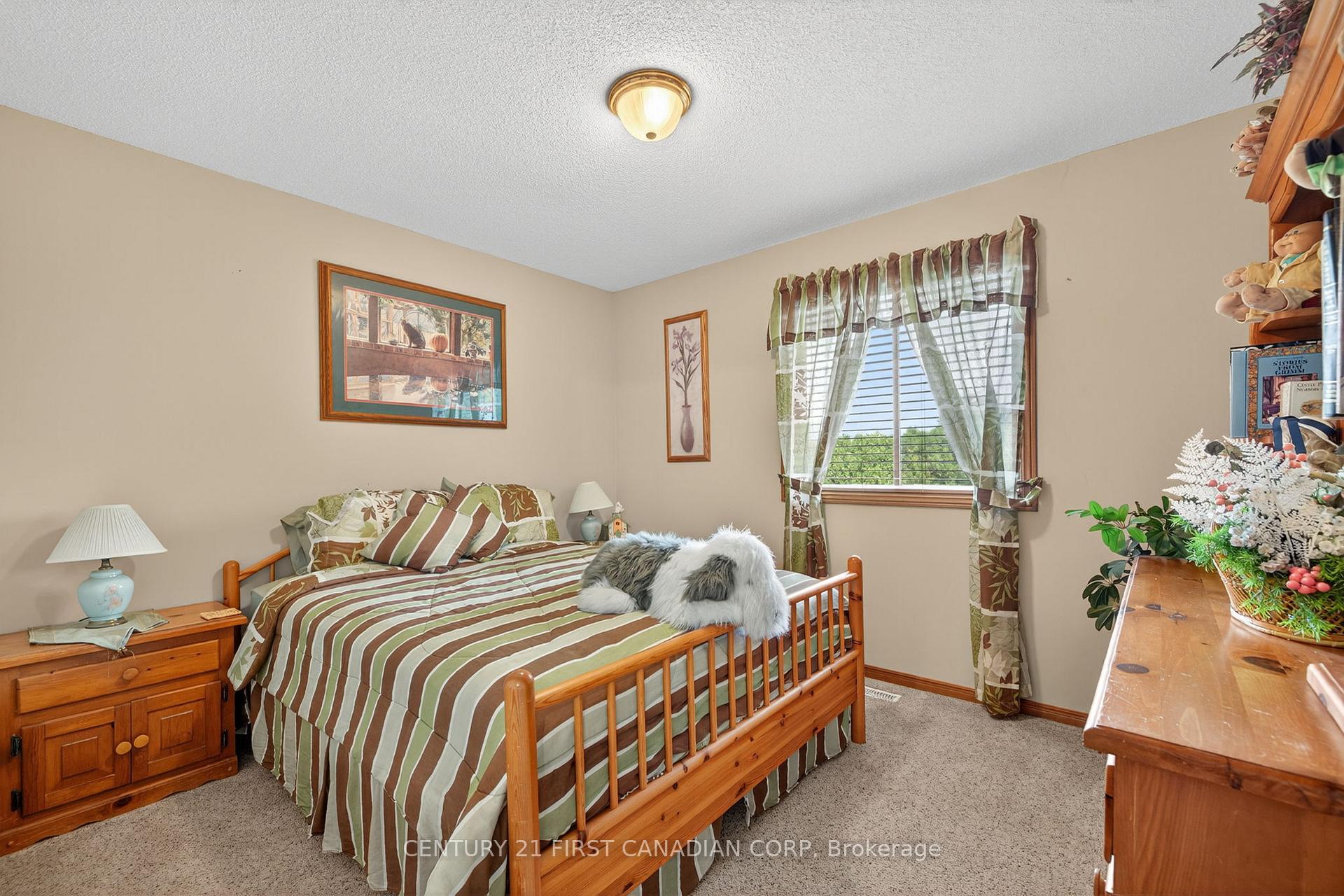 Photo 18 of 19 Hemlock Boulevard, Strathroy-Caradoc, SE — HOMEH