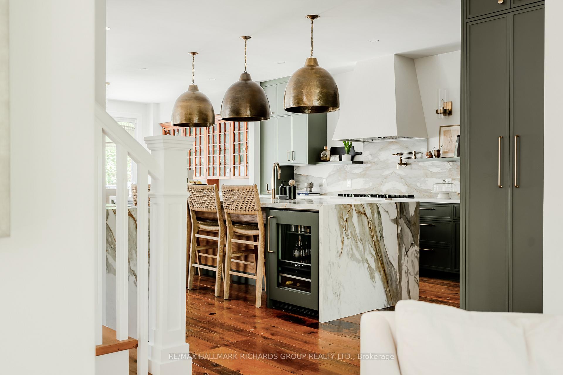 Photo 9 of 152 Kenilworth Avenue, Toronto, The Beaches — HOMEH