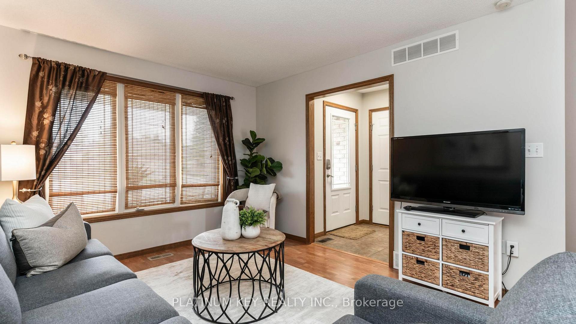 Photo 3 of 51 Queensway Drive, Strathroy-Caradoc, SE — HOMEH