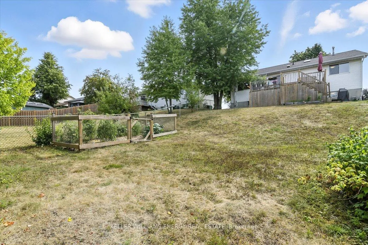 Photo 33 of 2584 Marsdale Drive, Peterborough, Ashburnham Ward 4 — HOMEH