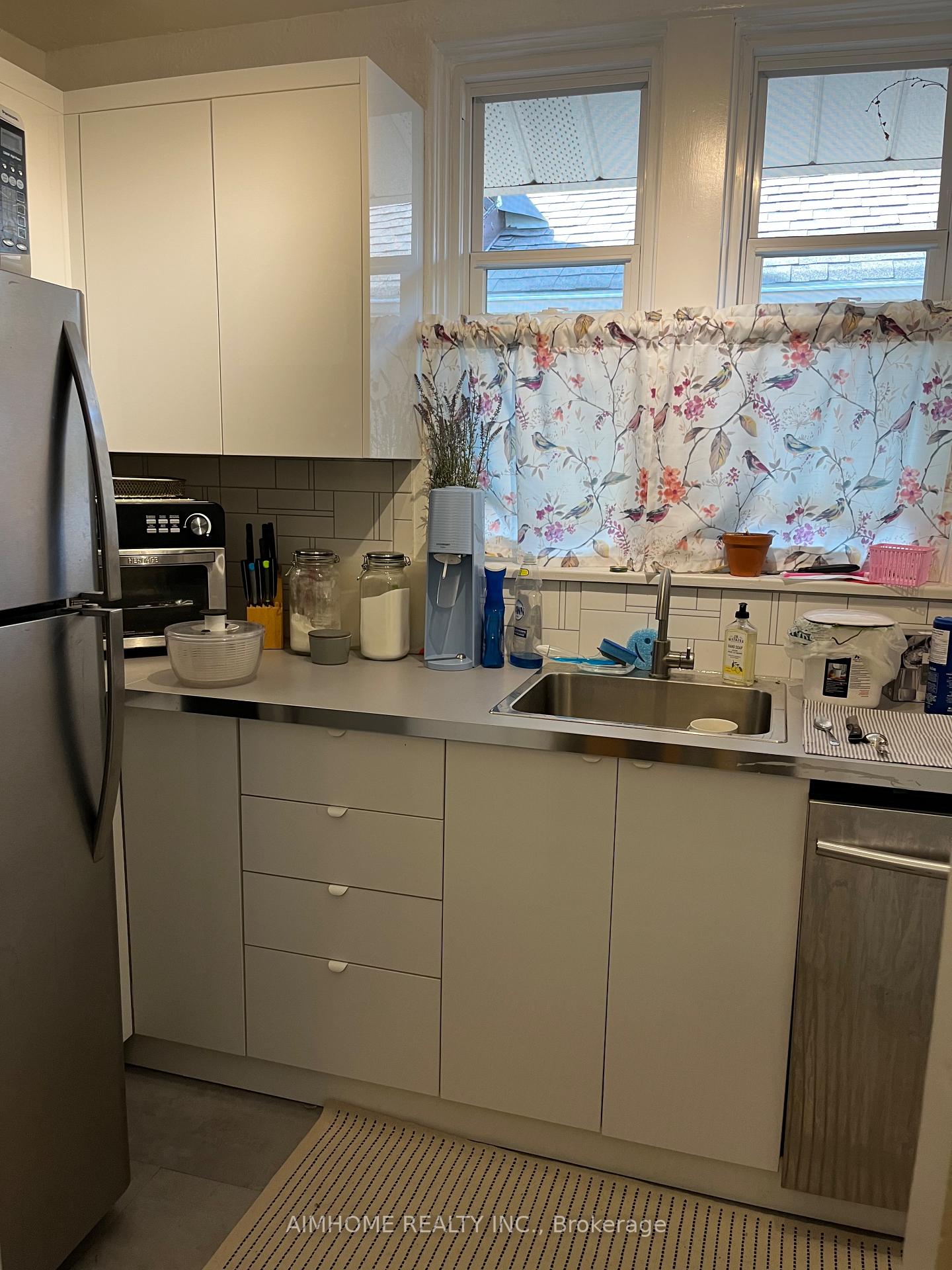 Photo 4 of Unit upper, 189 Millwood Road, Toronto, Mount Pleasant West — HOMEH