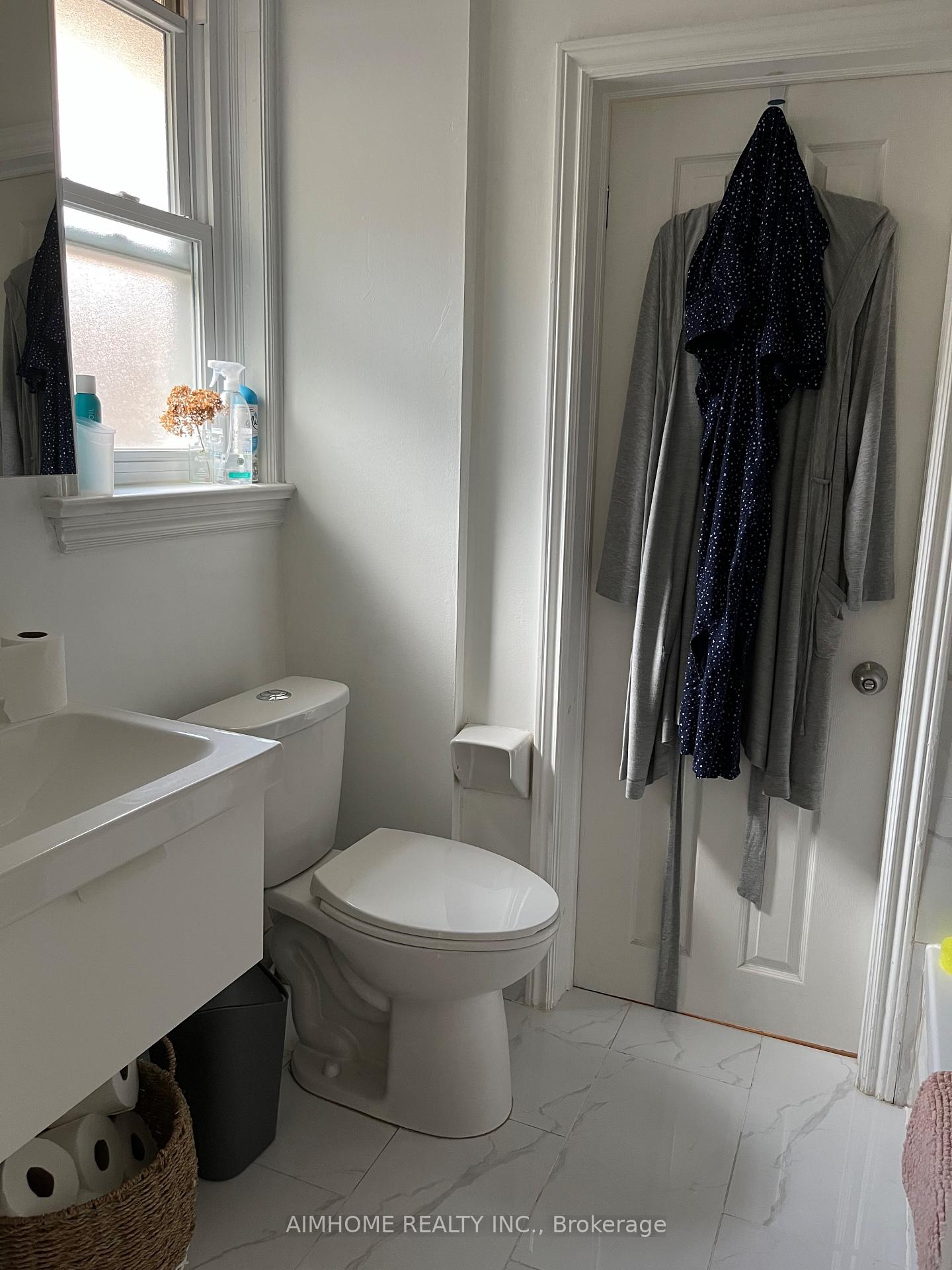Photo 9 of Unit upper, 189 Millwood Road, Toronto, Mount Pleasant West — HOMEH