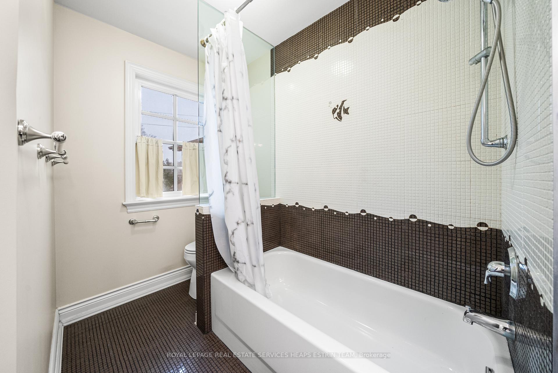 Photo 20 of 106 Parklea Drive, Toronto, Leaside — HOMEH