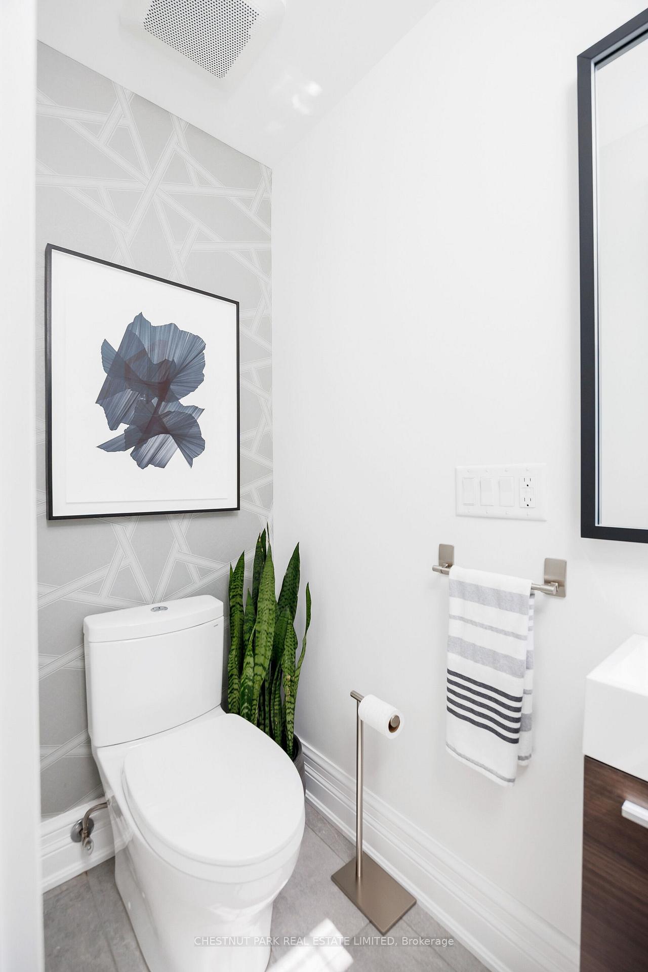 Photo 20 of 33 Tennis Crescent, Toronto, North Riverdale — HOMEH