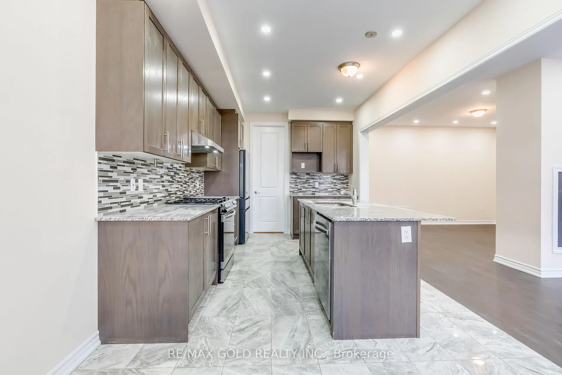 Photo 13 of 1495 Rose Way, Milton, Cobban — HOMEH