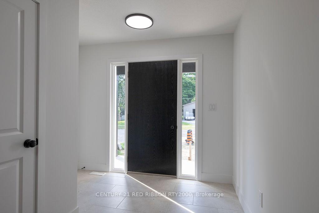 Photo 3 of 124 Burns Street, Strathroy-Caradoc, SW — HOMEH