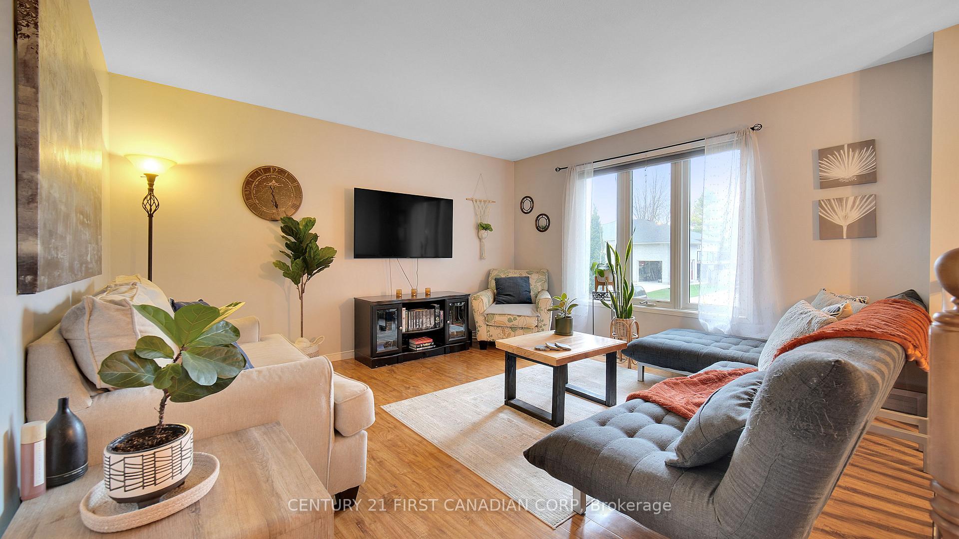 Photo 4 of 126 Scott Street E, Strathroy-Caradoc, SE — HOMEH