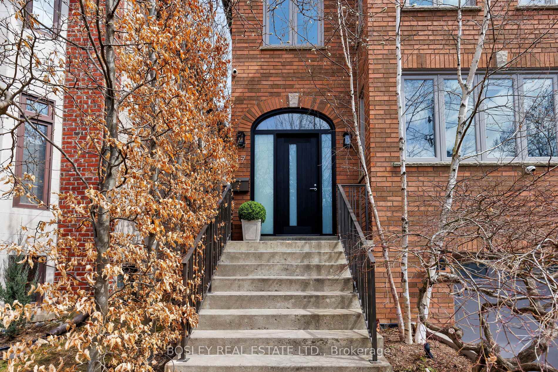 Photo 2 of 17 Cardiff Road, Toronto, Mount Pleasant East — HOMEH