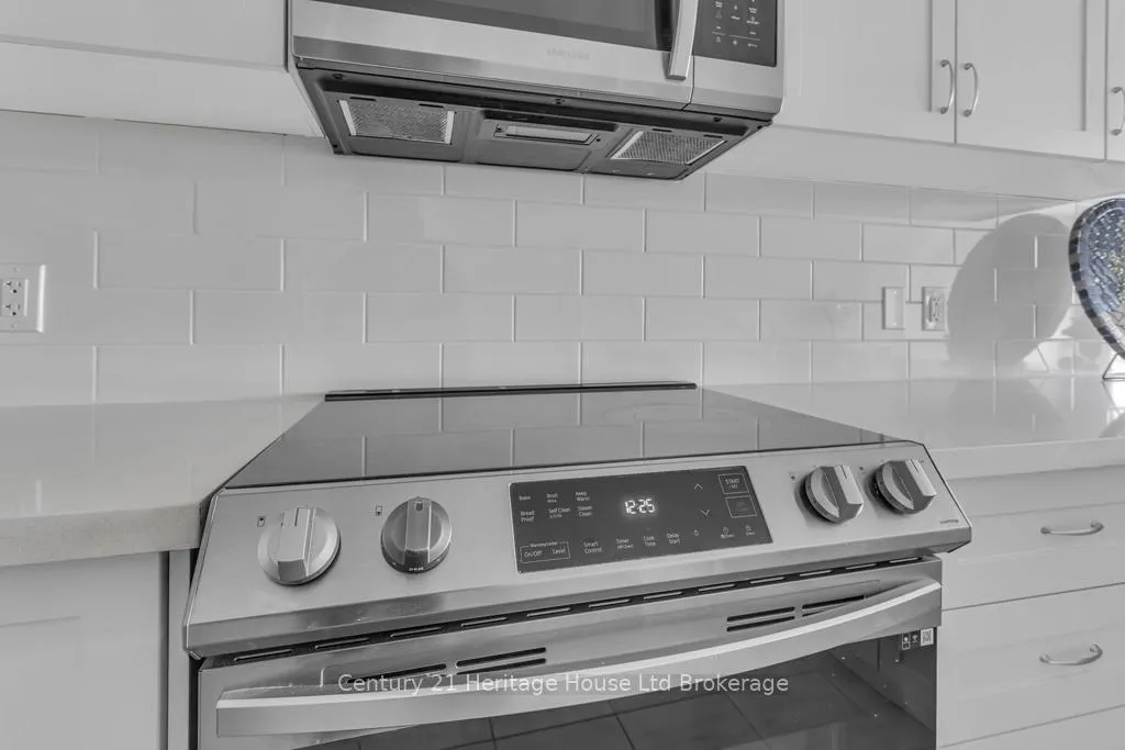 Photo 4 of 30 Seaton Crescent, Tillsonburg — HOMEH