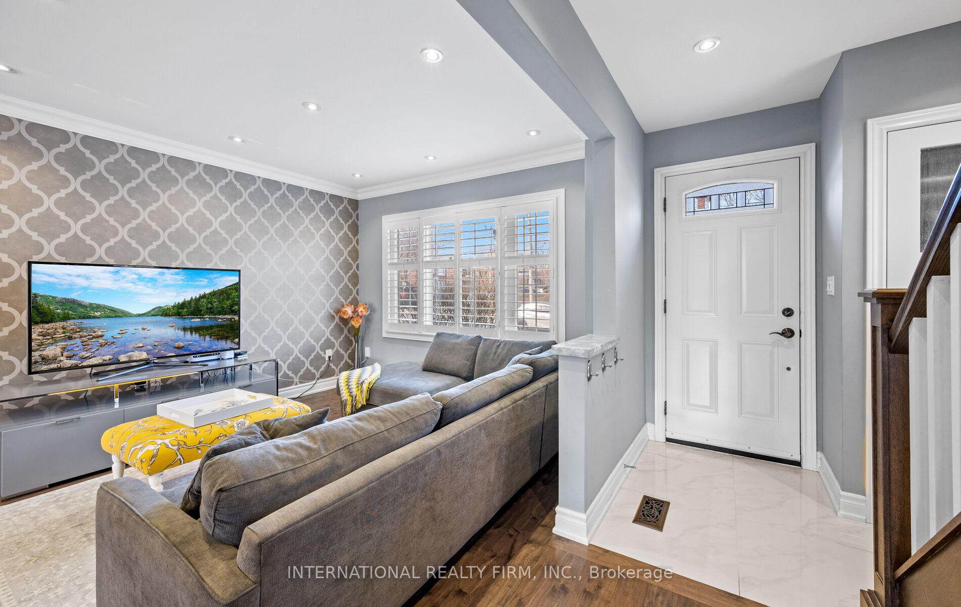 Photo 3 of 49 Brentcliffe Road, Toronto, Leaside — HOMEH