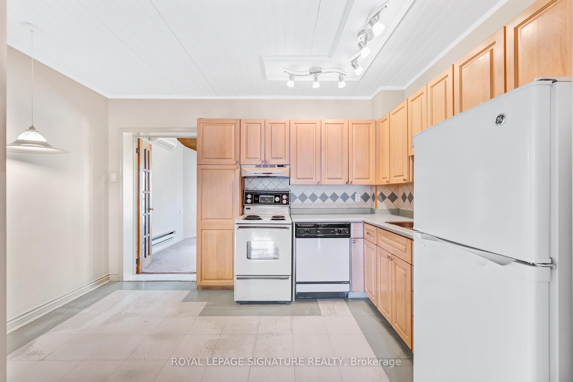 Photo 10 of 26 Martin Road, Toronto, Mount Pleasant East — HOMEH