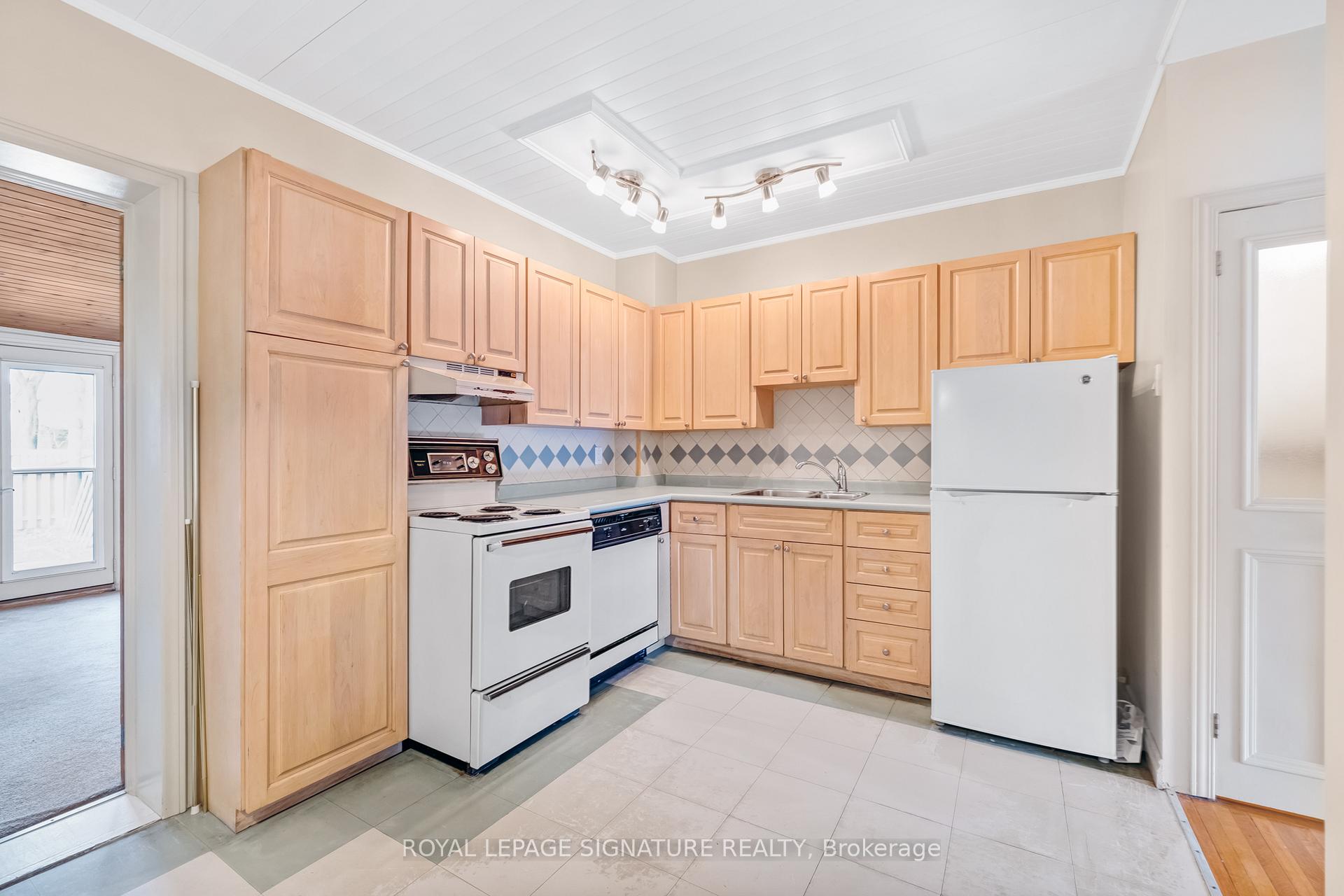 Photo 12 of 26 Martin Road, Toronto, Mount Pleasant East — HOMEH
