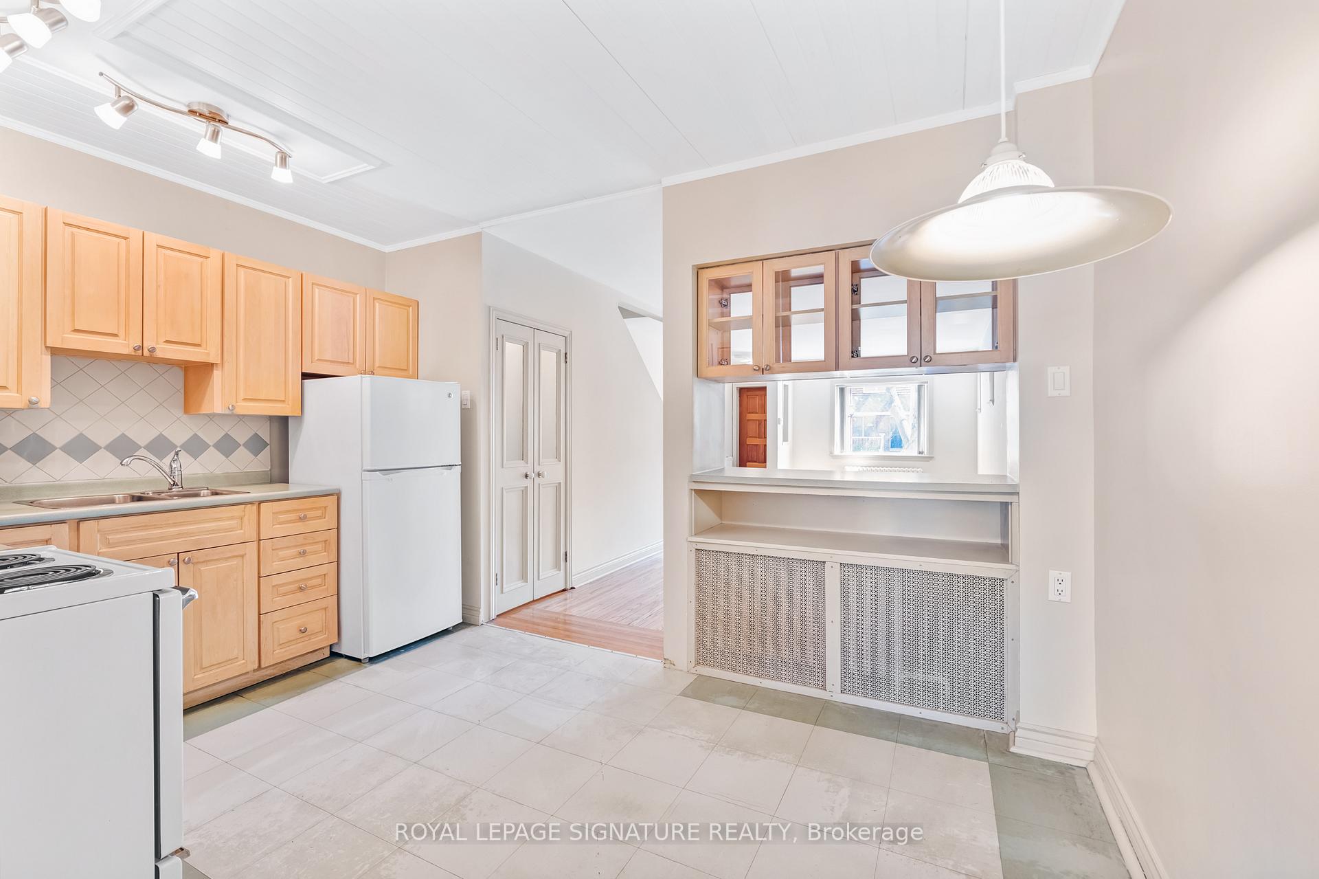 Photo 15 of 26 Martin Road, Toronto, Mount Pleasant East — HOMEH