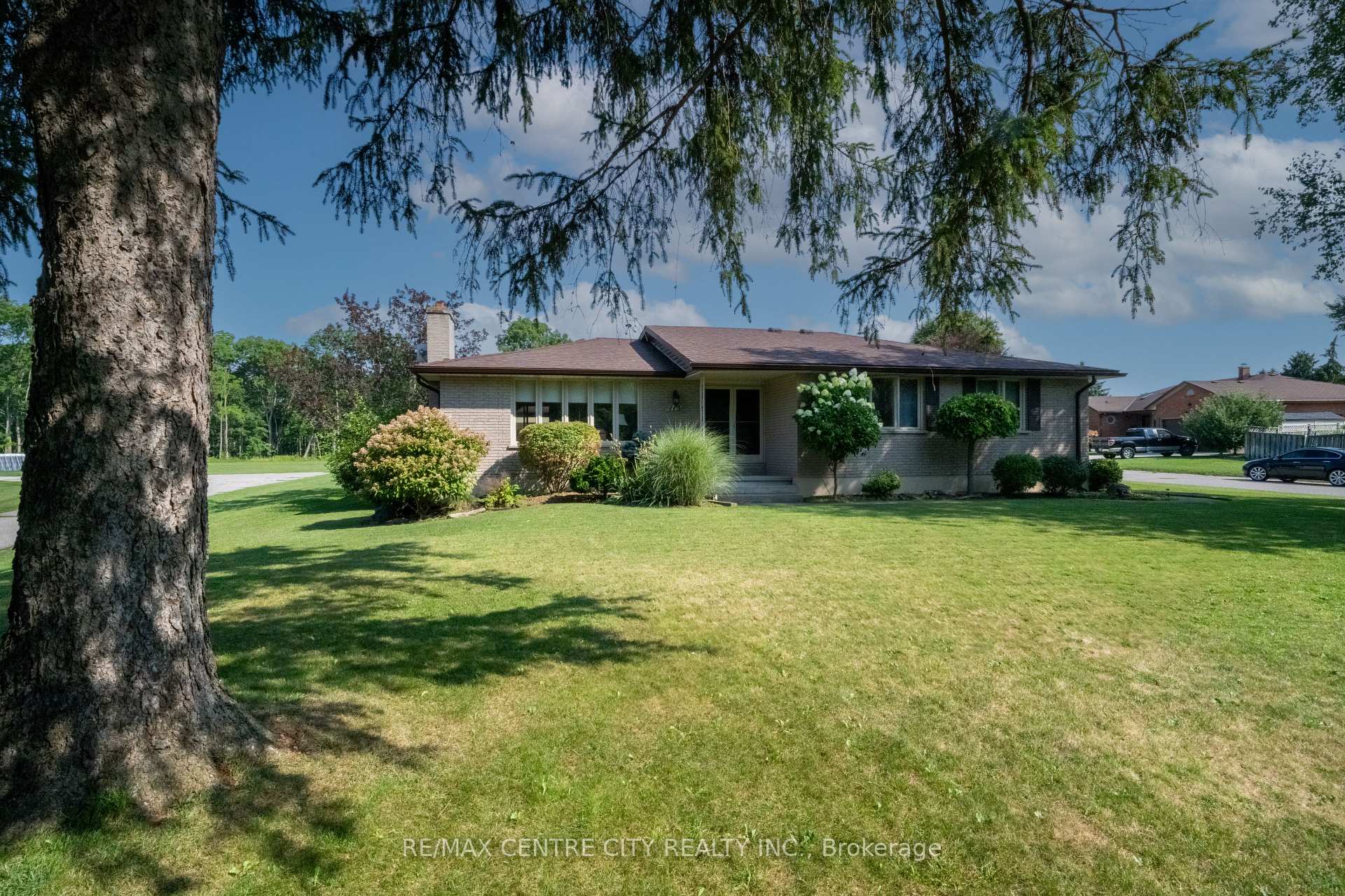 Photo 2 of 115 Hull Road, Strathroy-Caradoc, NE — HOMEH