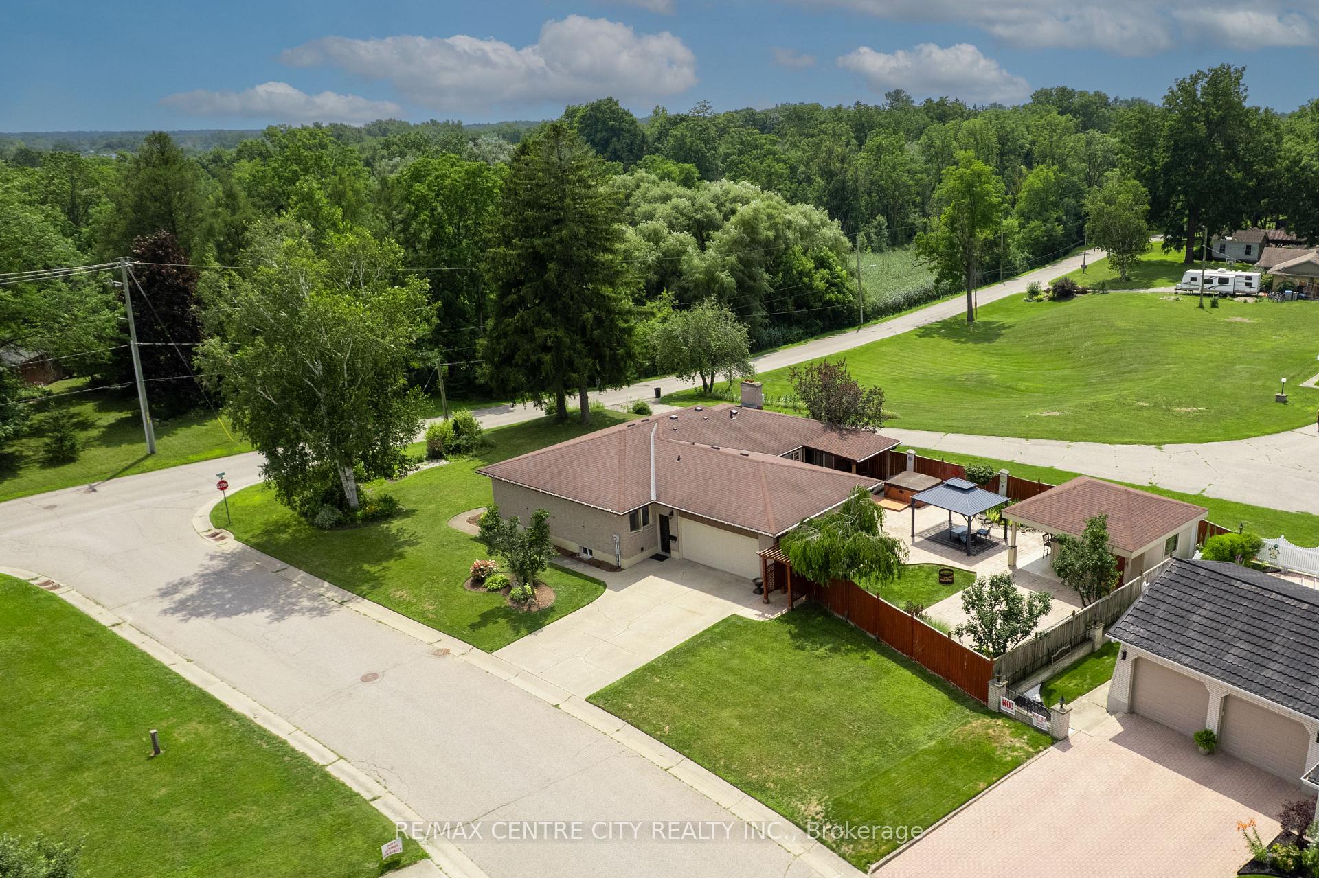 Photo 3 of 115 Hull Road, Strathroy-Caradoc, NE — HOMEH