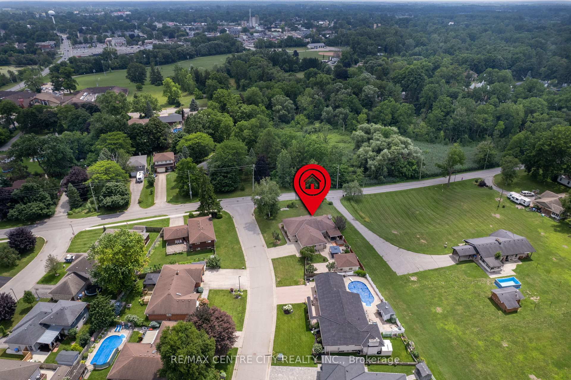 Photo 4 of 115 Hull Road, Strathroy-Caradoc, NE — HOMEH