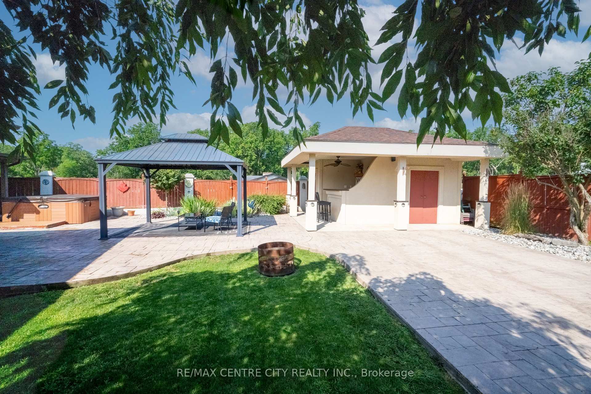 Photo 5 of 115 Hull Road, Strathroy-Caradoc, NE — HOMEH