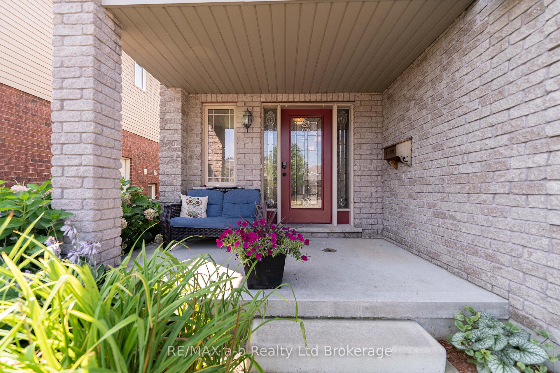 Photo 2 of 9 Langrell Avenue, Tillsonburg — HOMEH