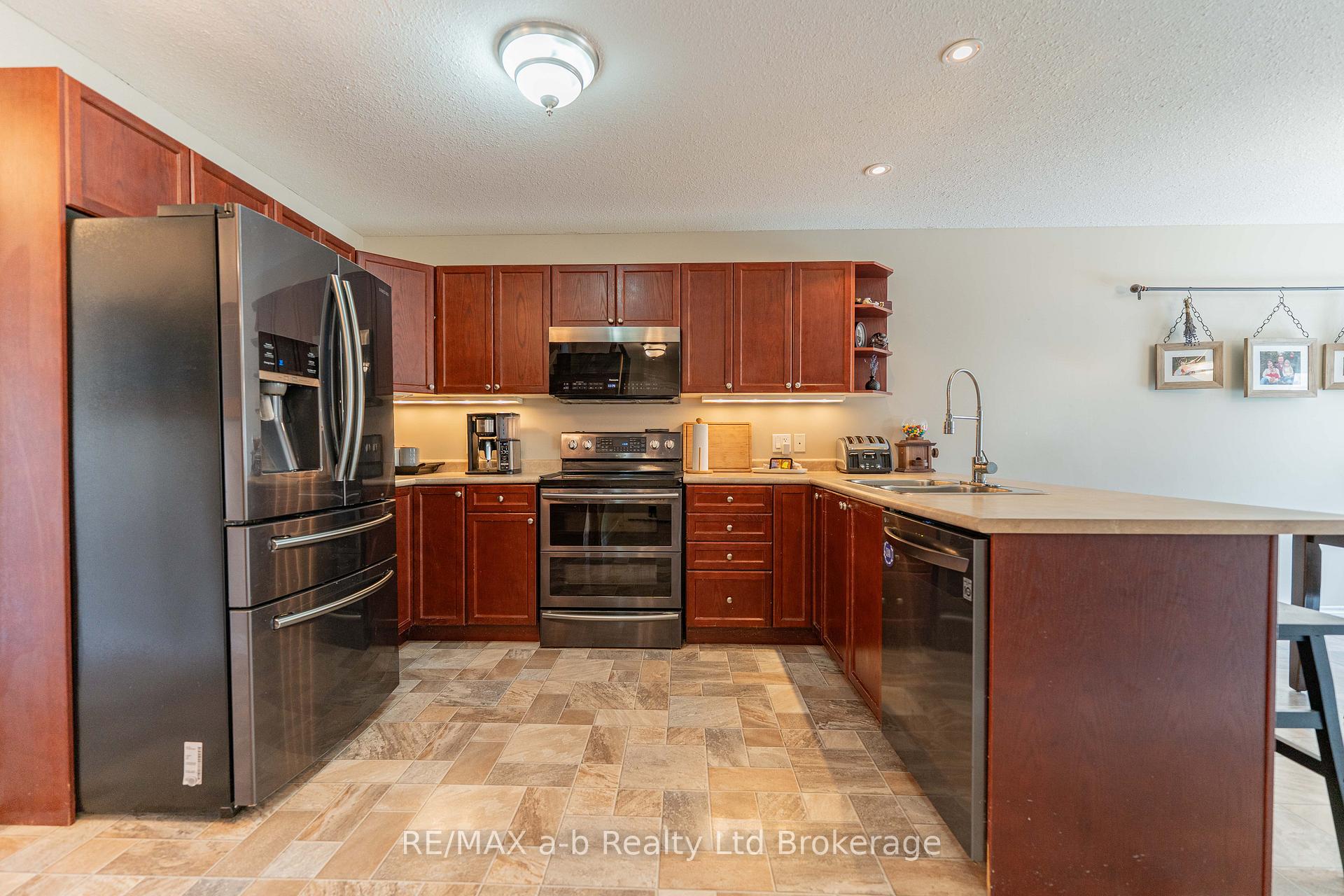 Photo 6 of 9 Langrell Avenue, Tillsonburg — HOMEH
