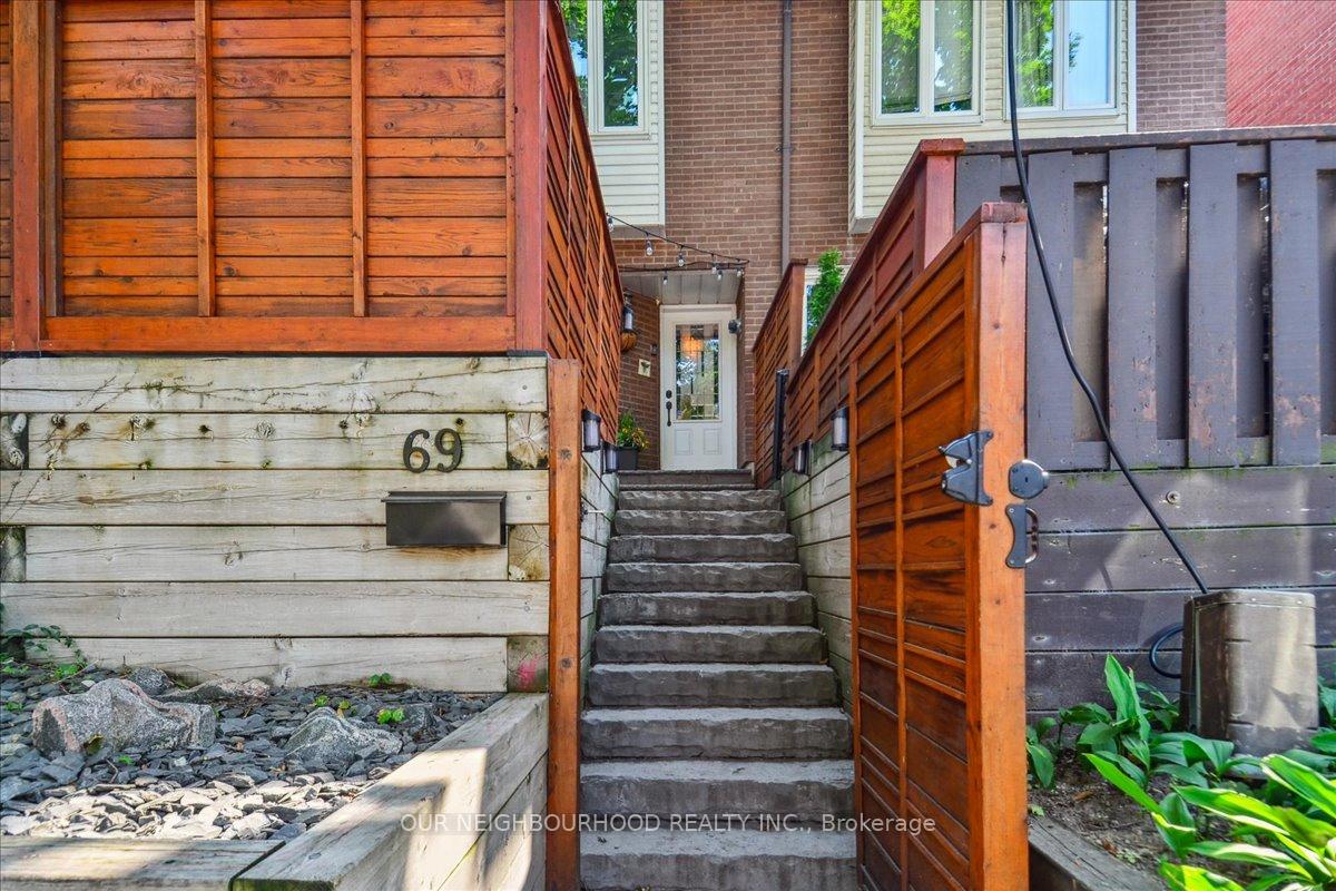 Photo 3 of 69 Longboat Avenue, Toronto, Waterfront Communities — HOMEH
