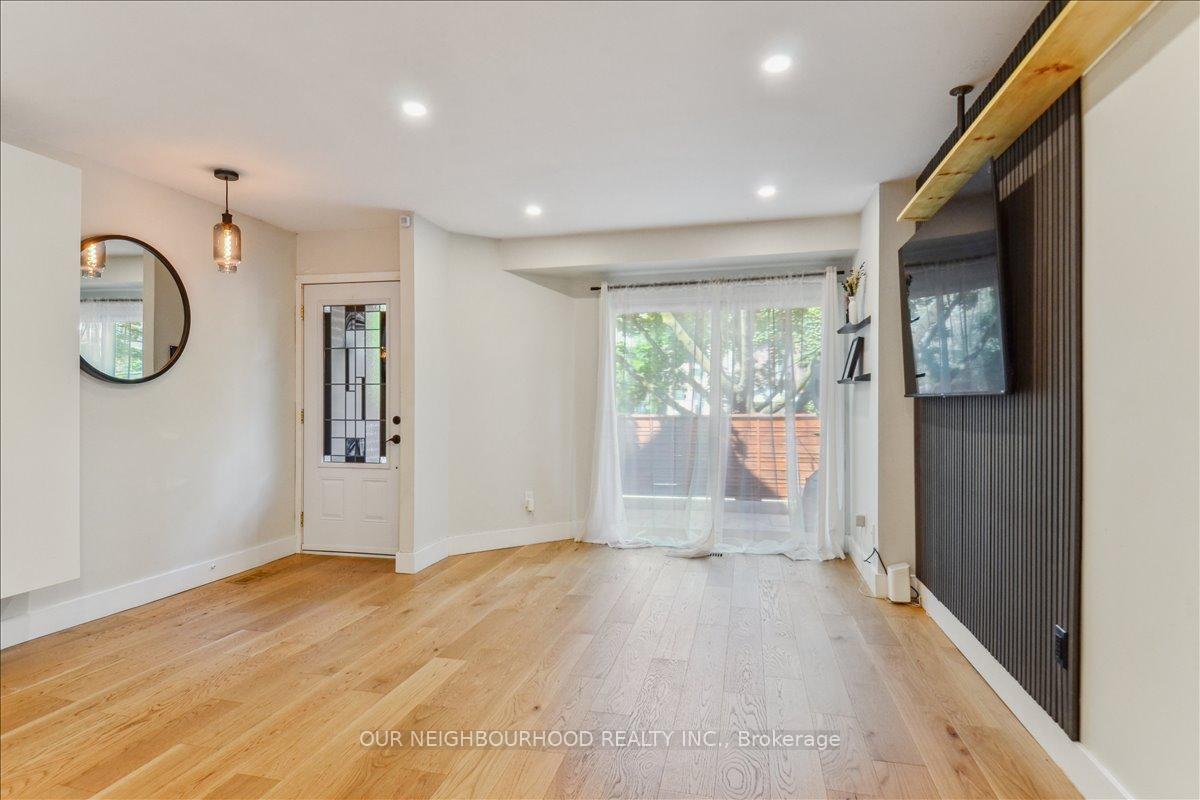 Photo 10 of 69 Longboat Avenue, Toronto, Waterfront Communities — HOMEH