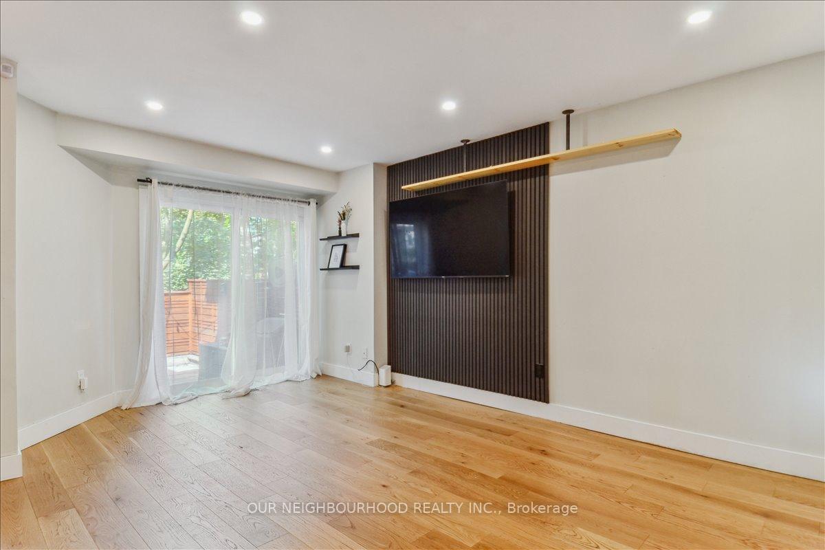 Photo 11 of 69 Longboat Avenue, Toronto, Waterfront Communities — HOMEH