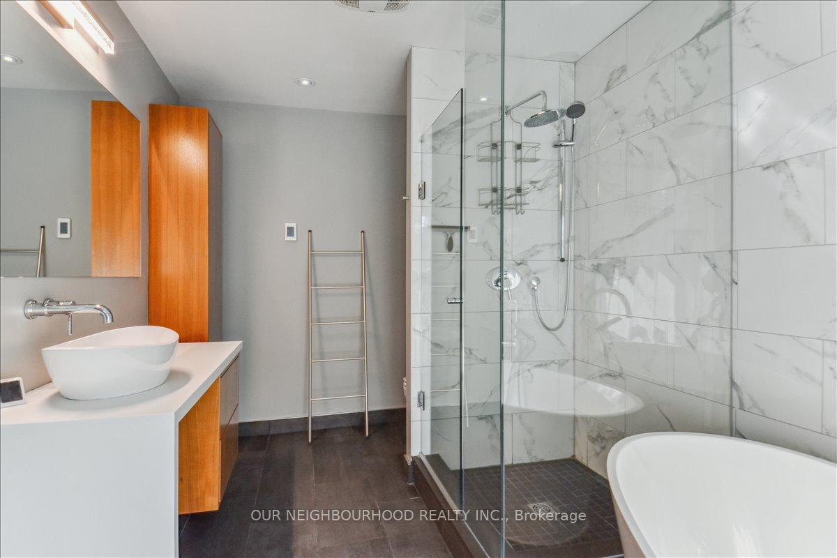 Photo 35 of 69 Longboat Avenue, Toronto, Waterfront Communities — HOMEH