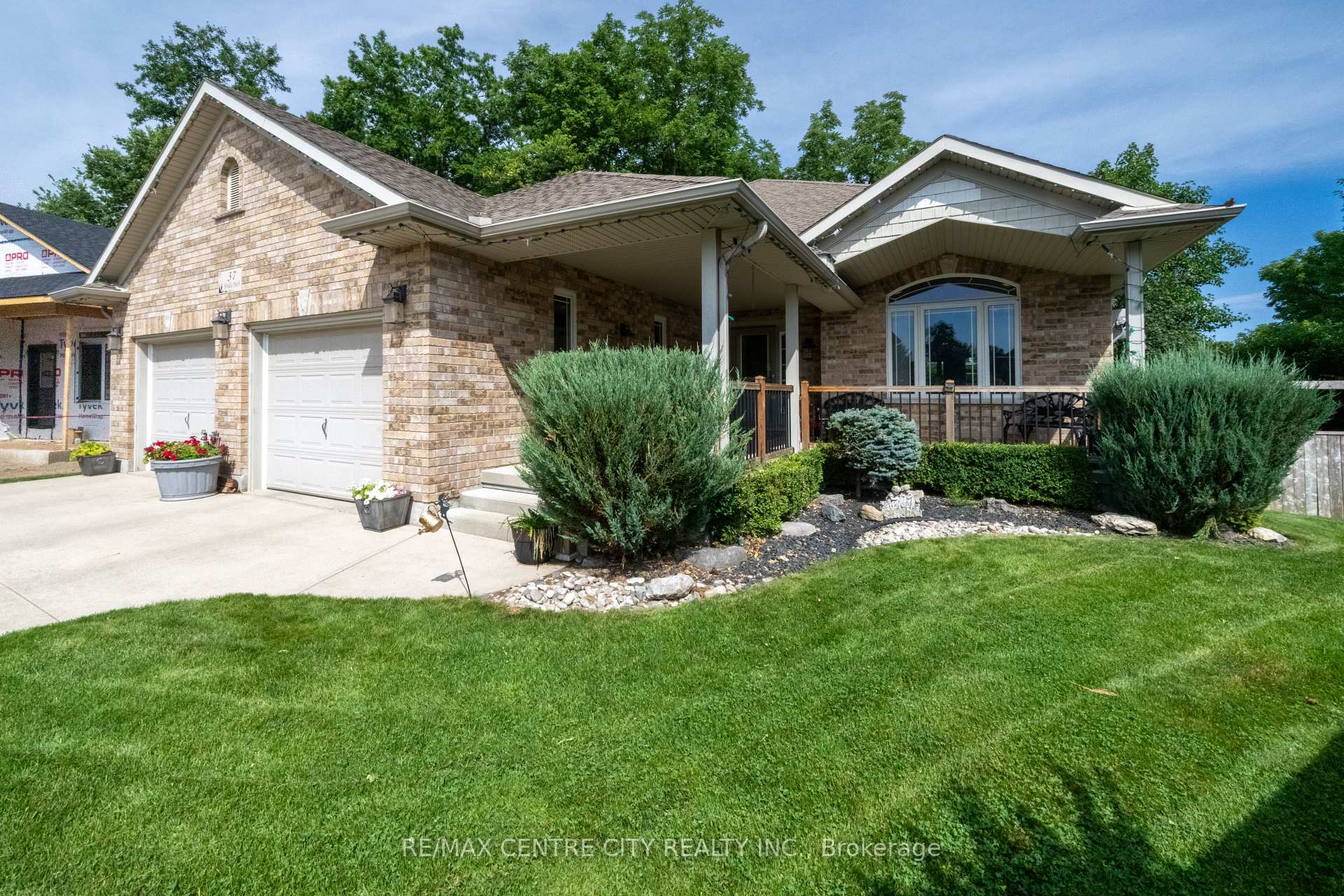Photo 2 of 37 Bridle Path, Strathroy-Caradoc, SW — HOMEH
