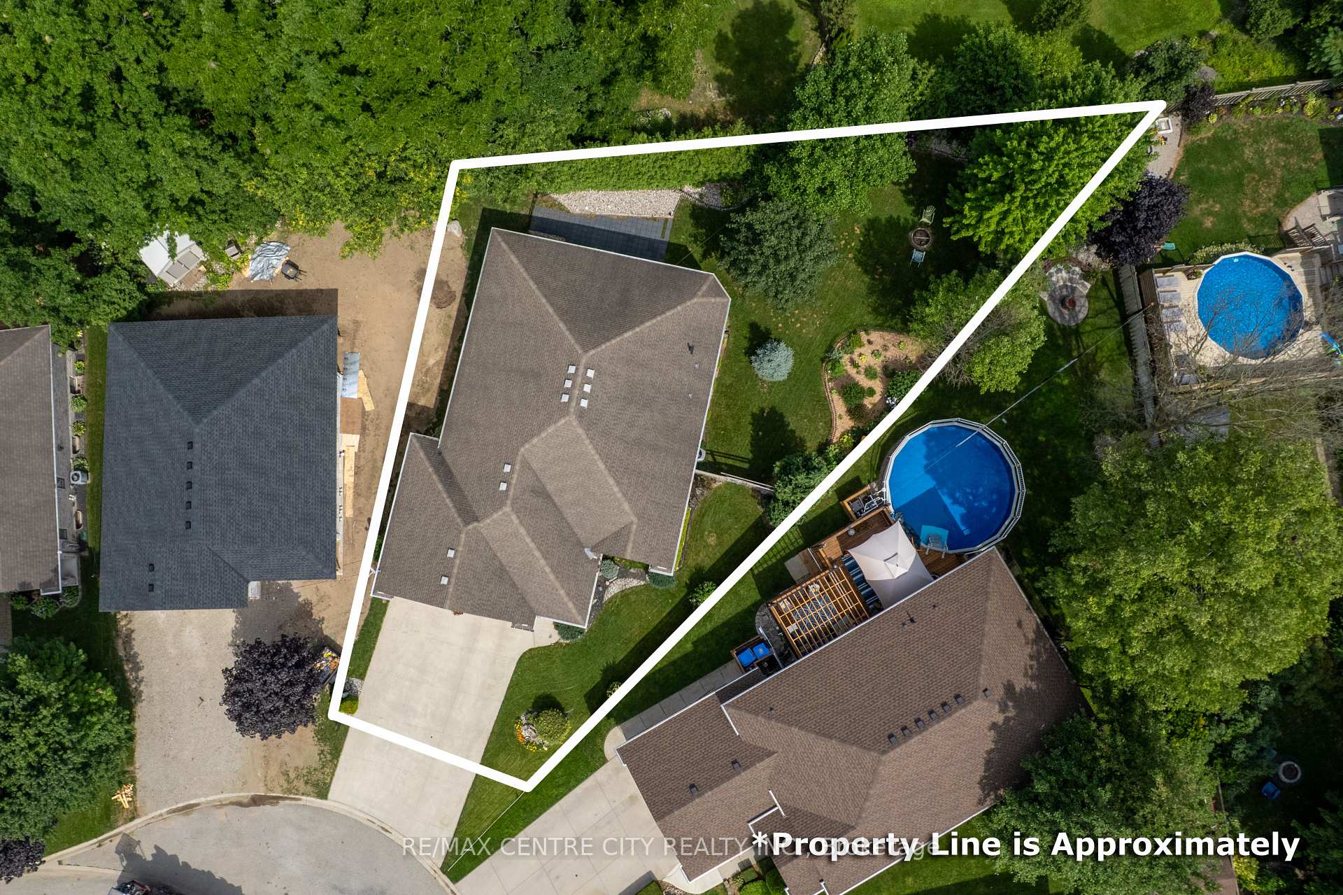 Photo 3 of 37 Bridle Path, Strathroy-Caradoc, SW — HOMEH