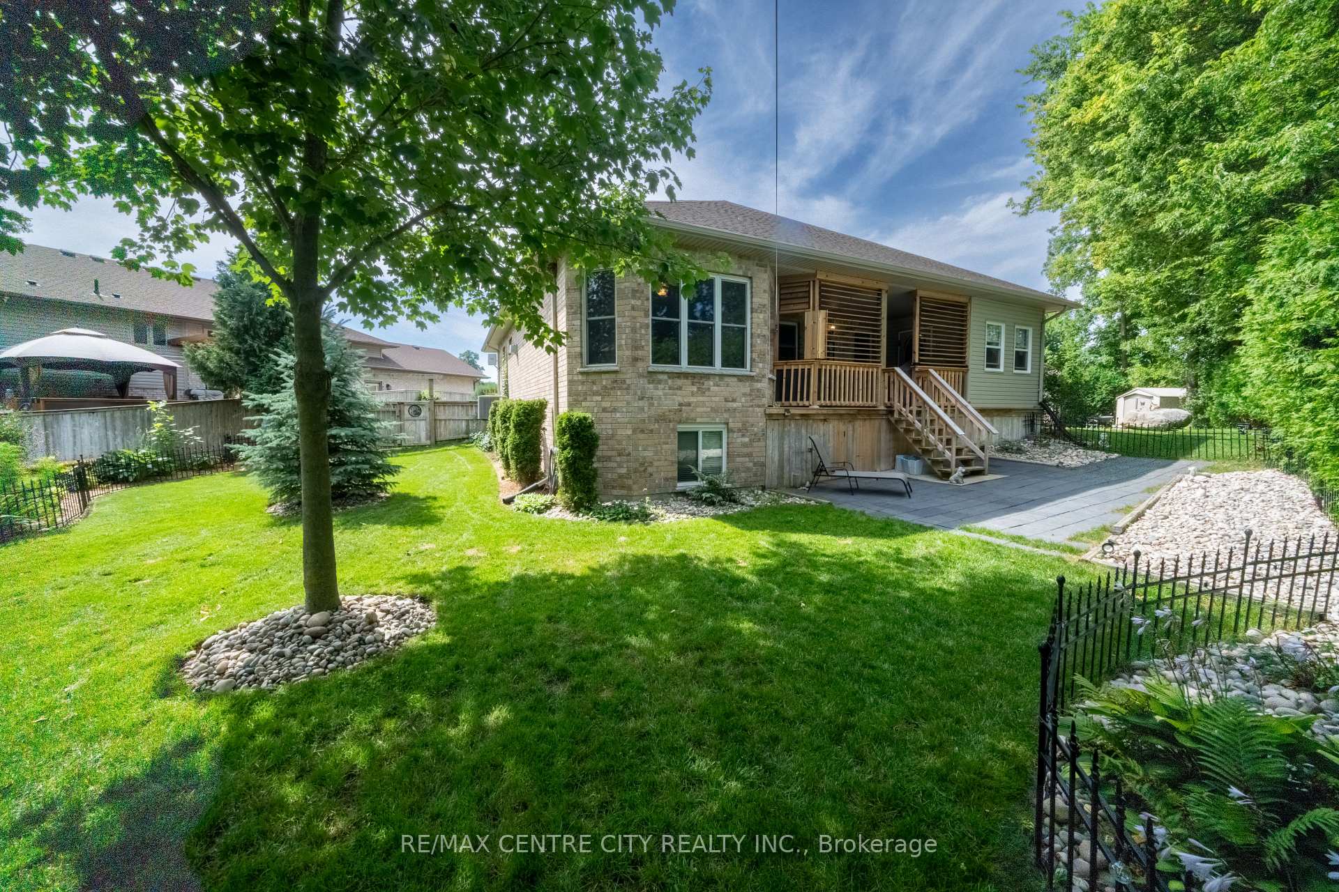 Photo 4 of 37 Bridle Path, Strathroy-Caradoc, SW — HOMEH