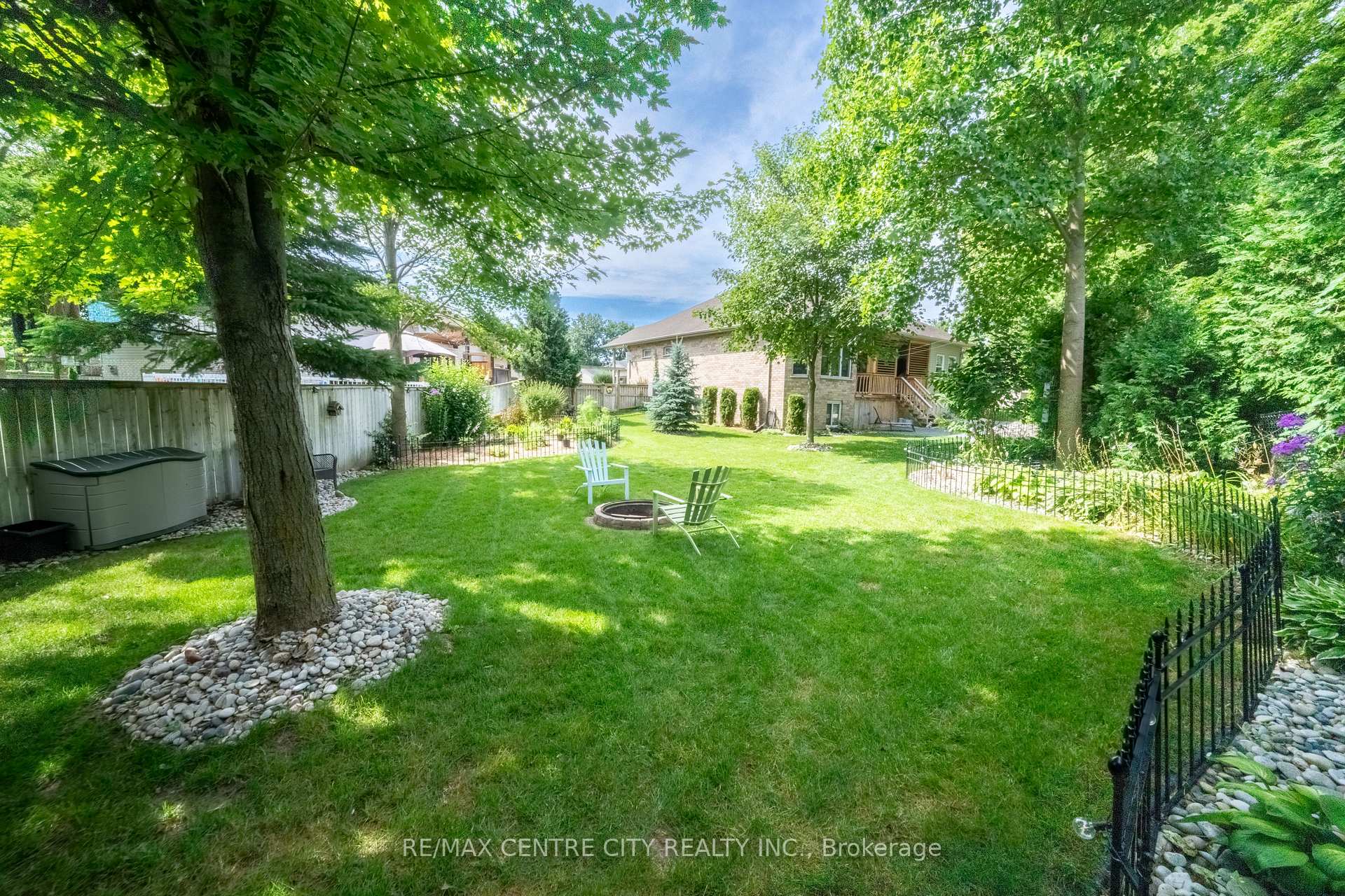 Photo 5 of 37 Bridle Path, Strathroy-Caradoc, SW — HOMEH