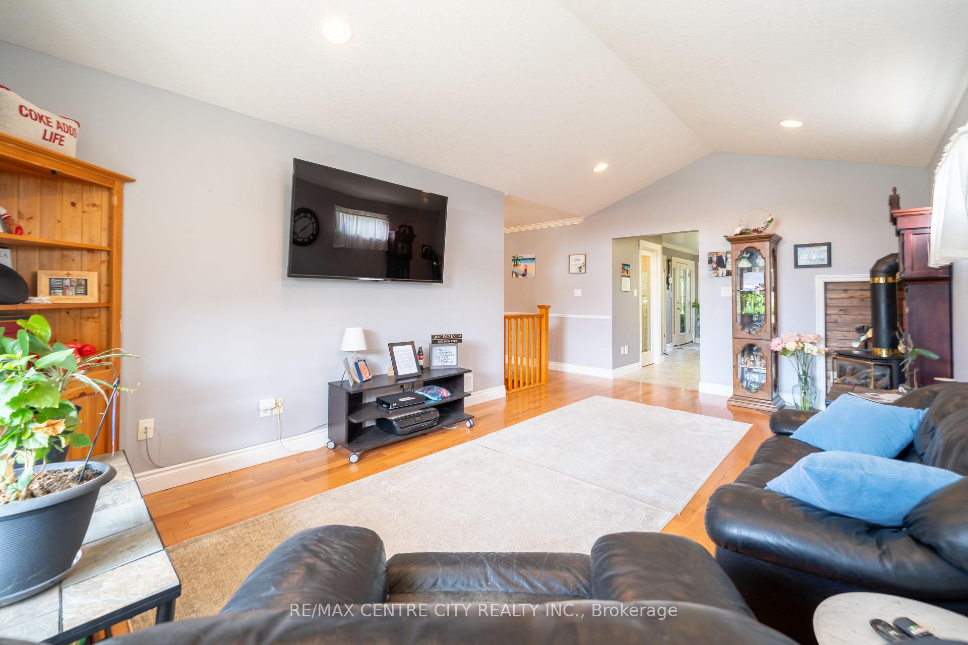 Photo 13 of 37 Bridle Path, Strathroy-Caradoc, SW — HOMEH