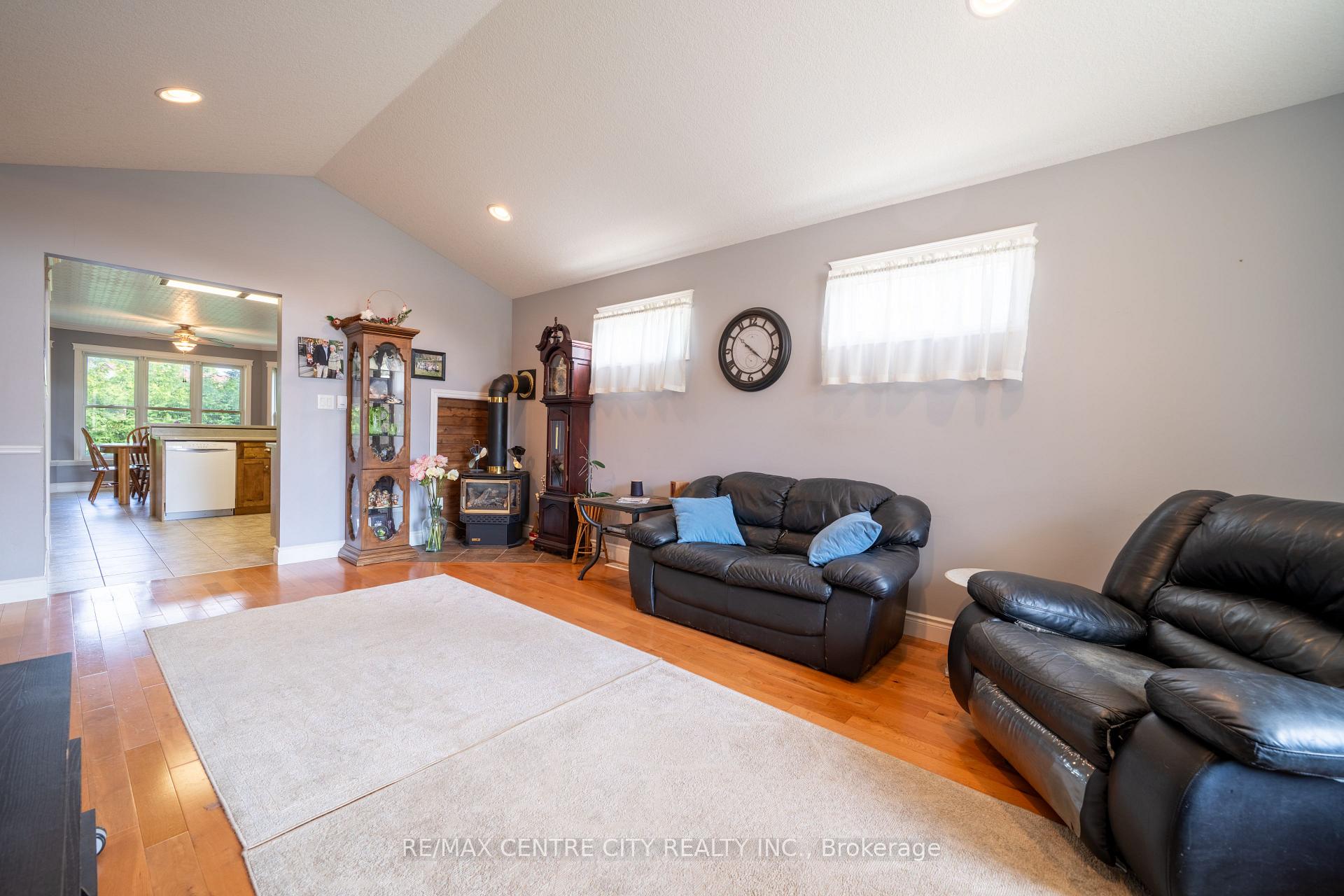 Photo 14 of 37 Bridle Path, Strathroy-Caradoc, SW — HOMEH