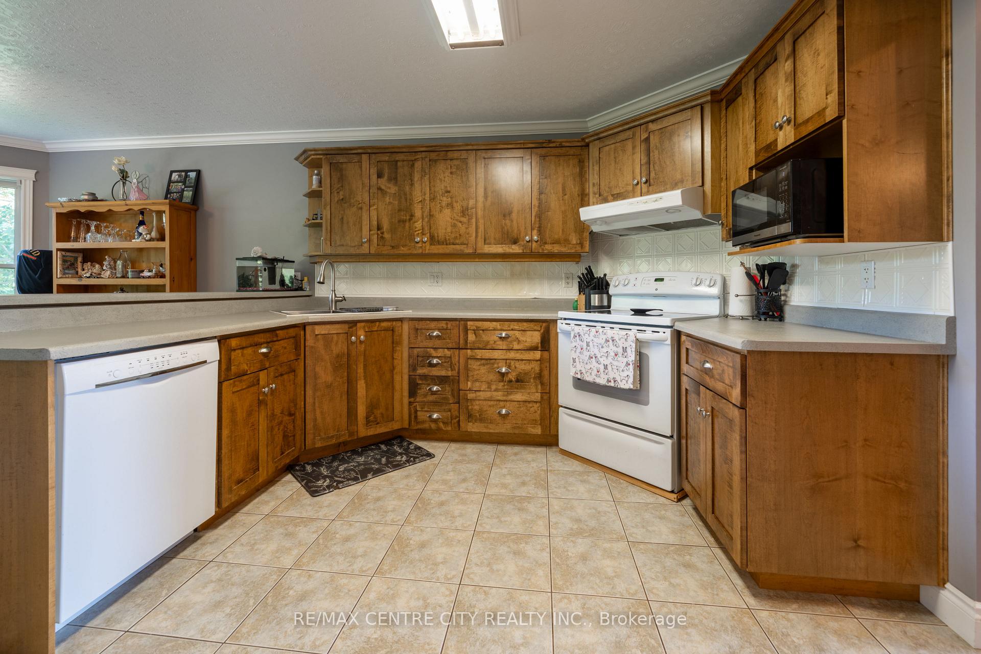 Photo 17 of 37 Bridle Path, Strathroy-Caradoc, SW — HOMEH