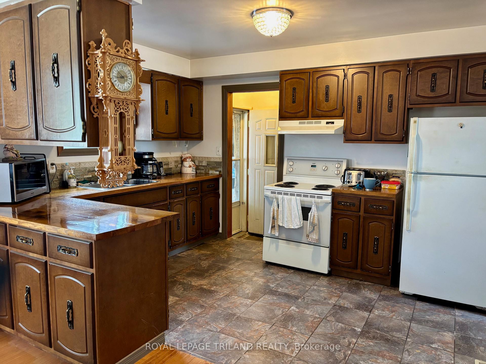 Photo 8 of 481 Maple Street, Strathroy-Caradoc, NW — HOMEH